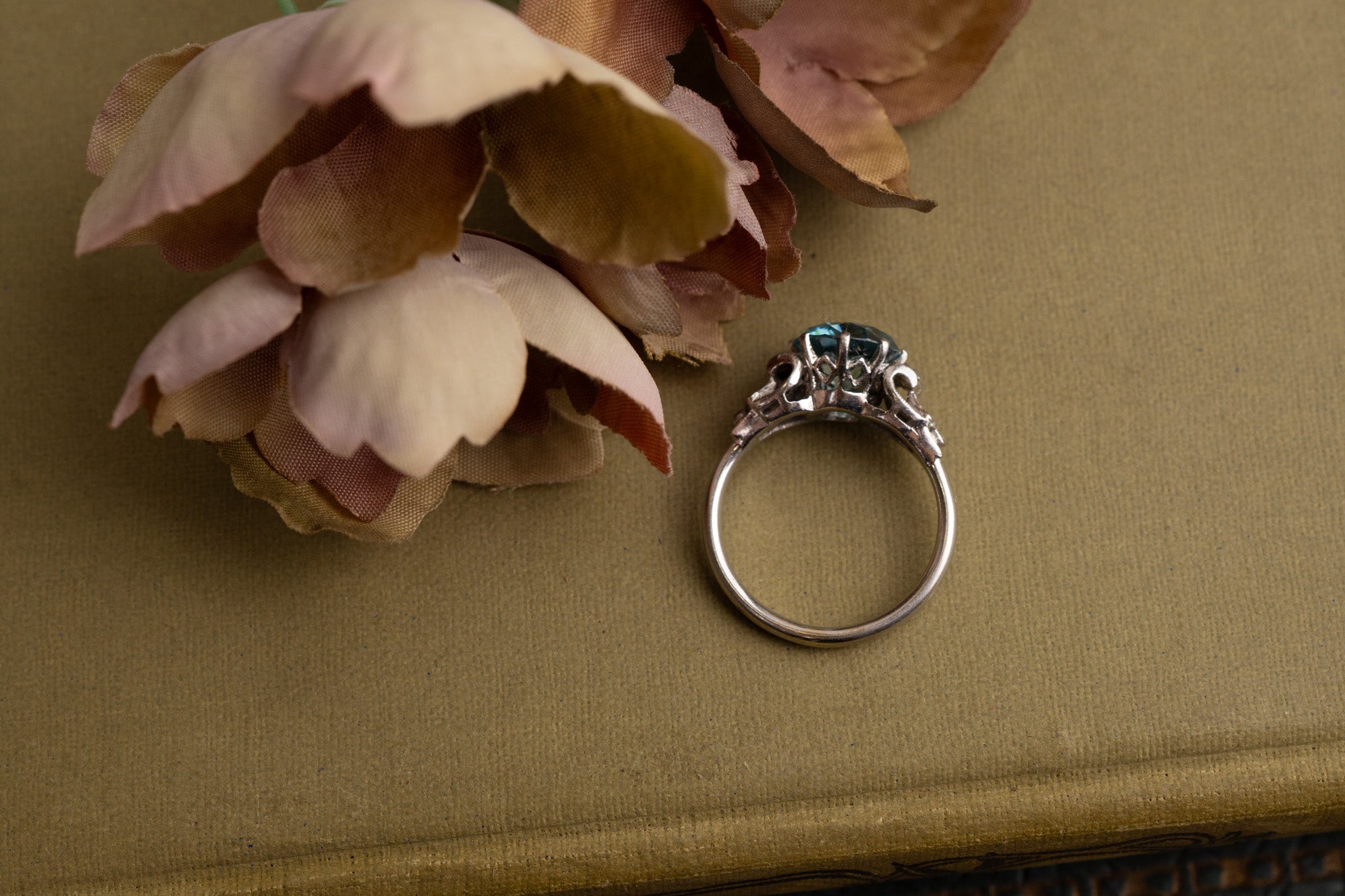 ANTIQUE ART DECO 18CT WHITE GOLD BLUE ZIRCON AND DIAMOND RING image 7