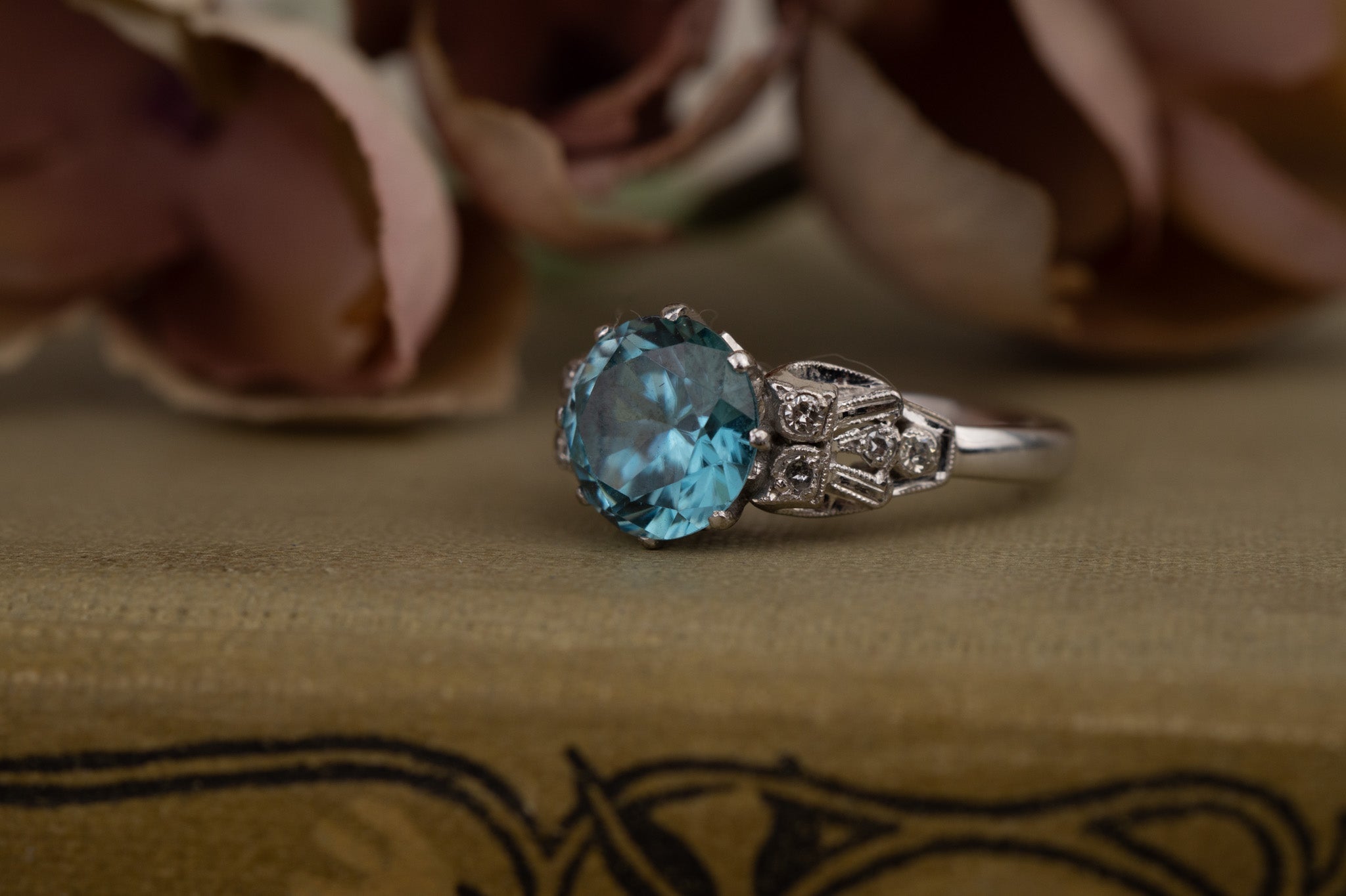 ANTIQUE ART DECO 18CT WHITE GOLD BLUE ZIRCON AND DIAMOND RING image 5