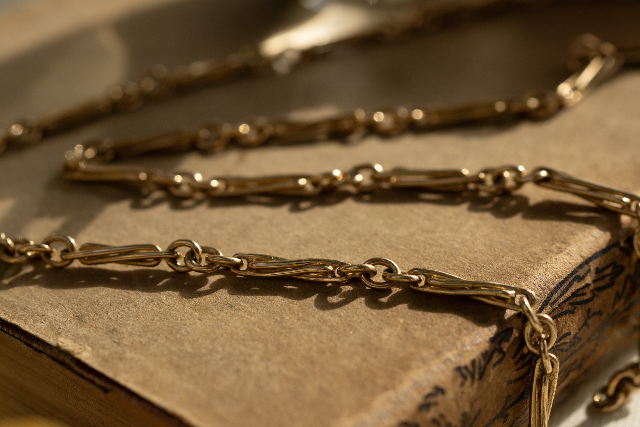 VINTAGE 9CT TWISTED TROMBONE LINK CHAIN image 5