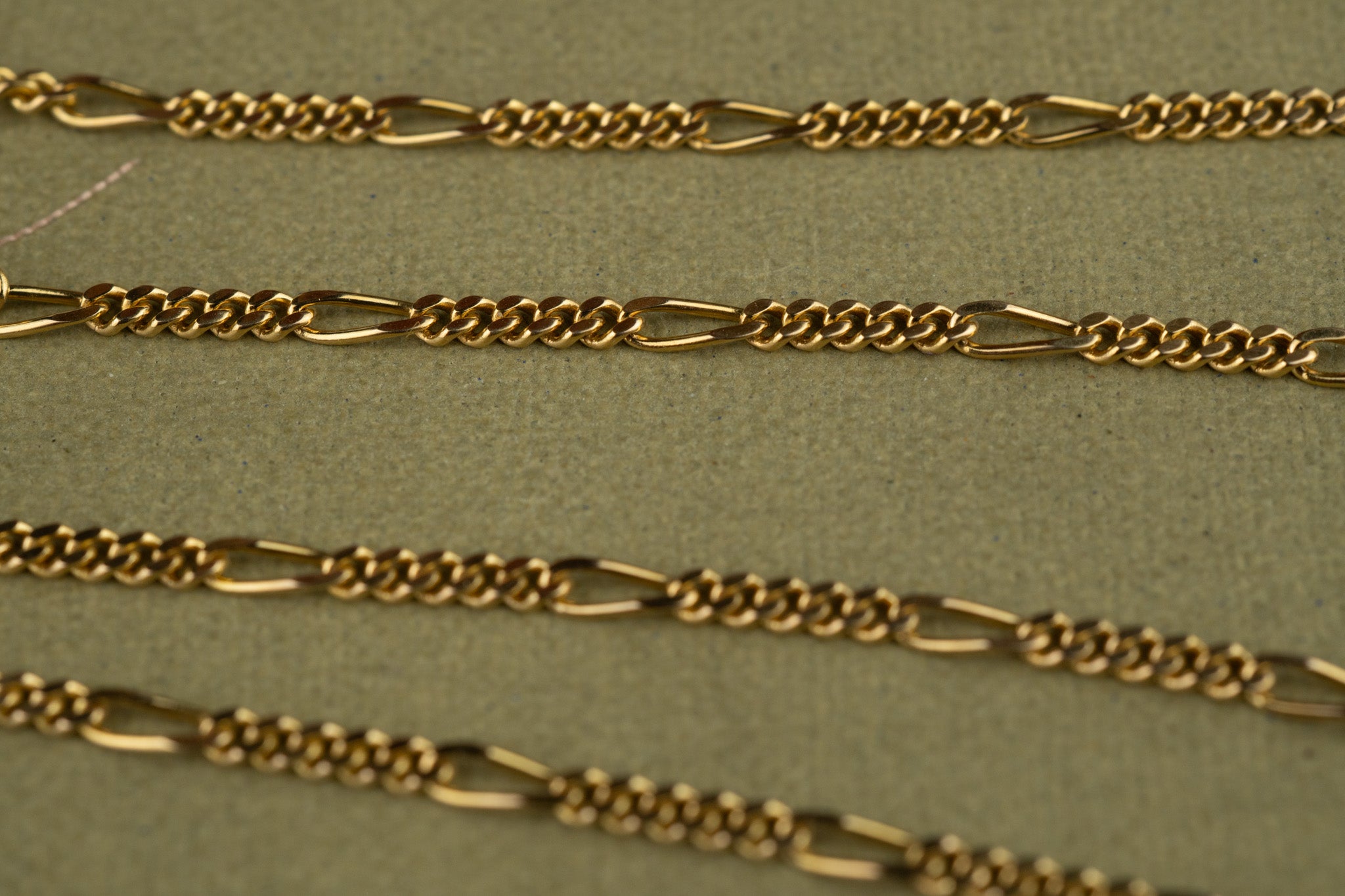 VINTAGE 9CT GOLD FIGARO CHAIN - 24 INCHES image 4