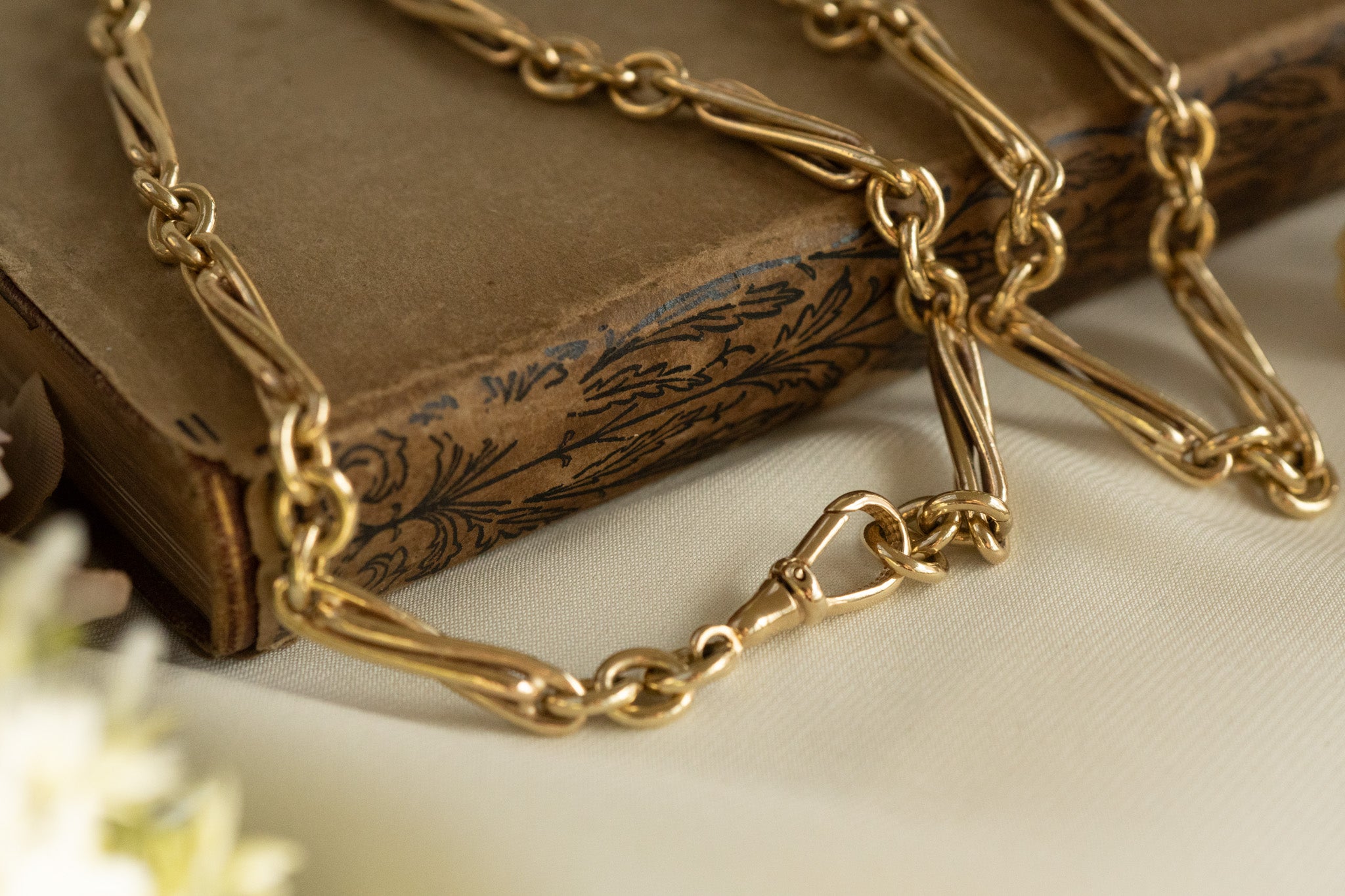 SUBSTANTIAL 9CT TWISTED TROMBONE LINK CHAIN image 5