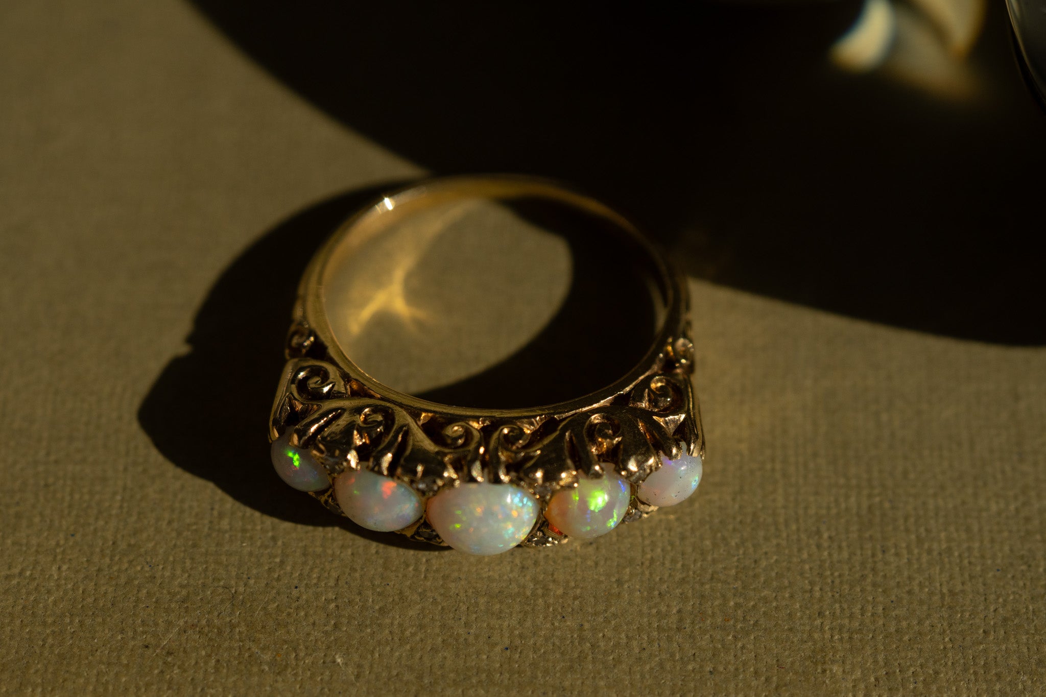 VINTAGE 18CT GOLD FIVE STONE NATURAL OPAL AND DIAMOND RING image 3