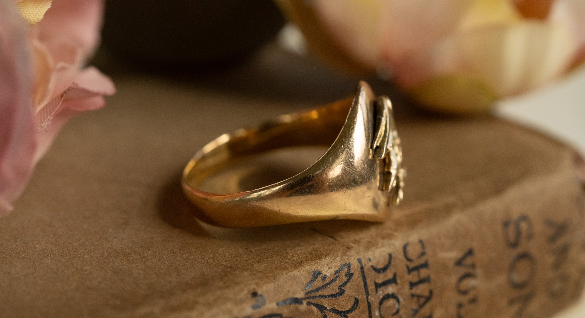 ANTIQUE 9CT GOLD SIGNET RING - MINOKAWA BIRD image 4