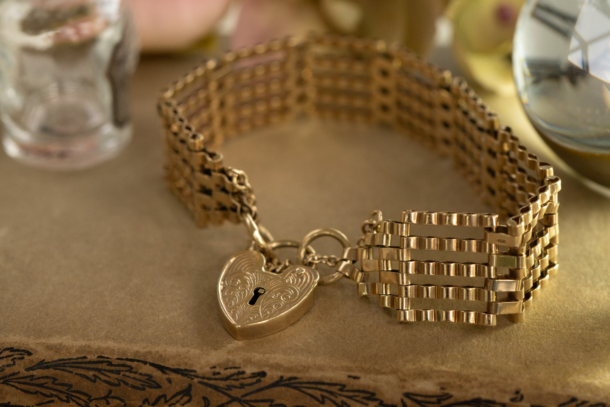 VINTAGE 9CT GOLD GATE BRACELET - HEART PADLOCK