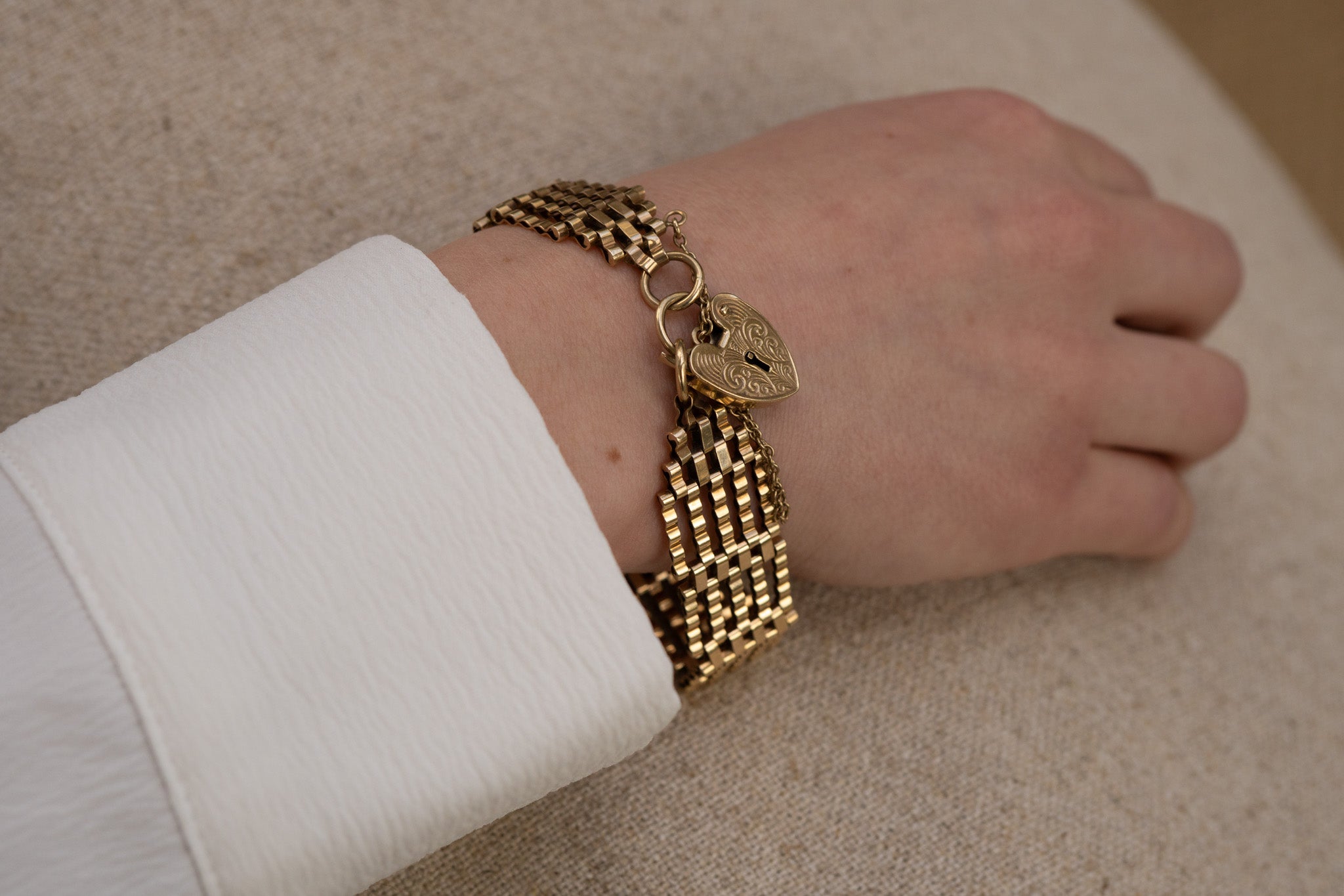 VINTAGE 9CT GOLD GATE BRACELET - HEART PADLOCK