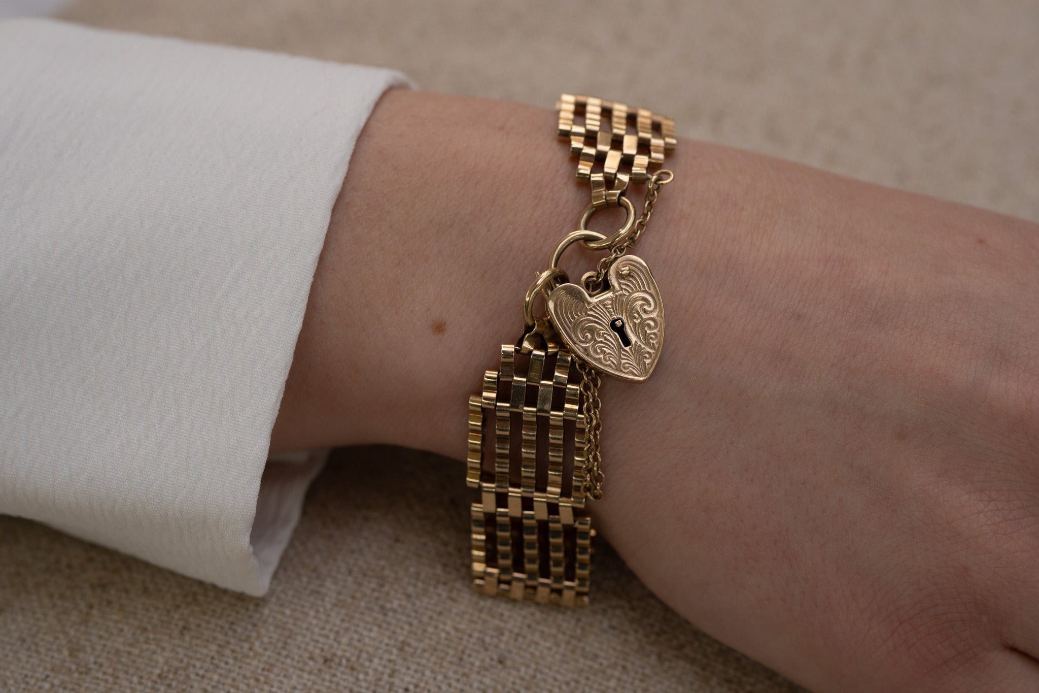 VINTAGE 9CT GOLD GATE BRACELET - HEART PADLOCK