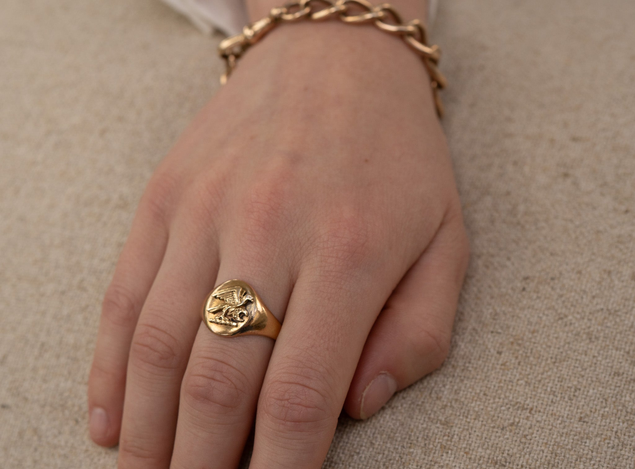ANTIQUE 9CT GOLD SIGNET RING - MINOKAWA BIRD