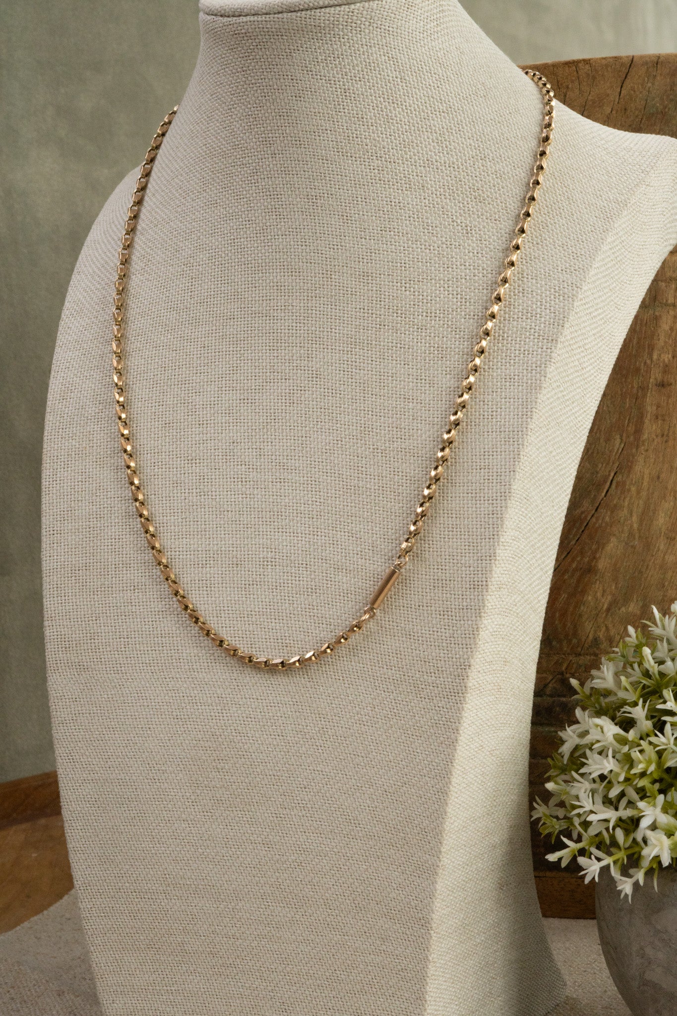 ANTIQUE 9CT GOLD TULIP LINK WITH BARREL CLASP