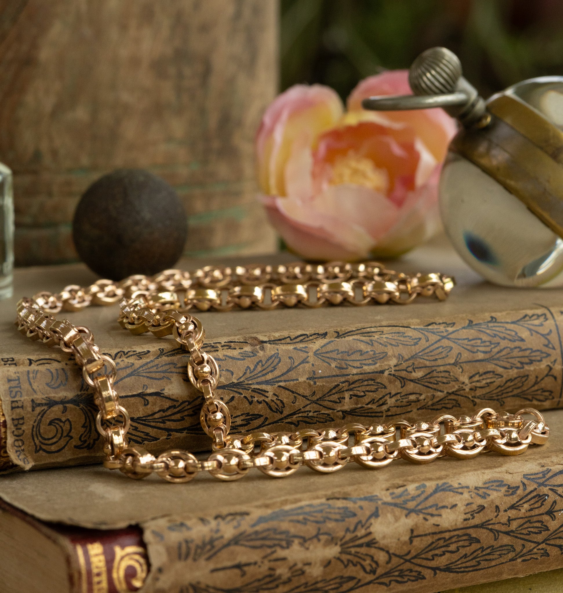 VINTAGE 9CT GOLD DOMED CAP CHAIN