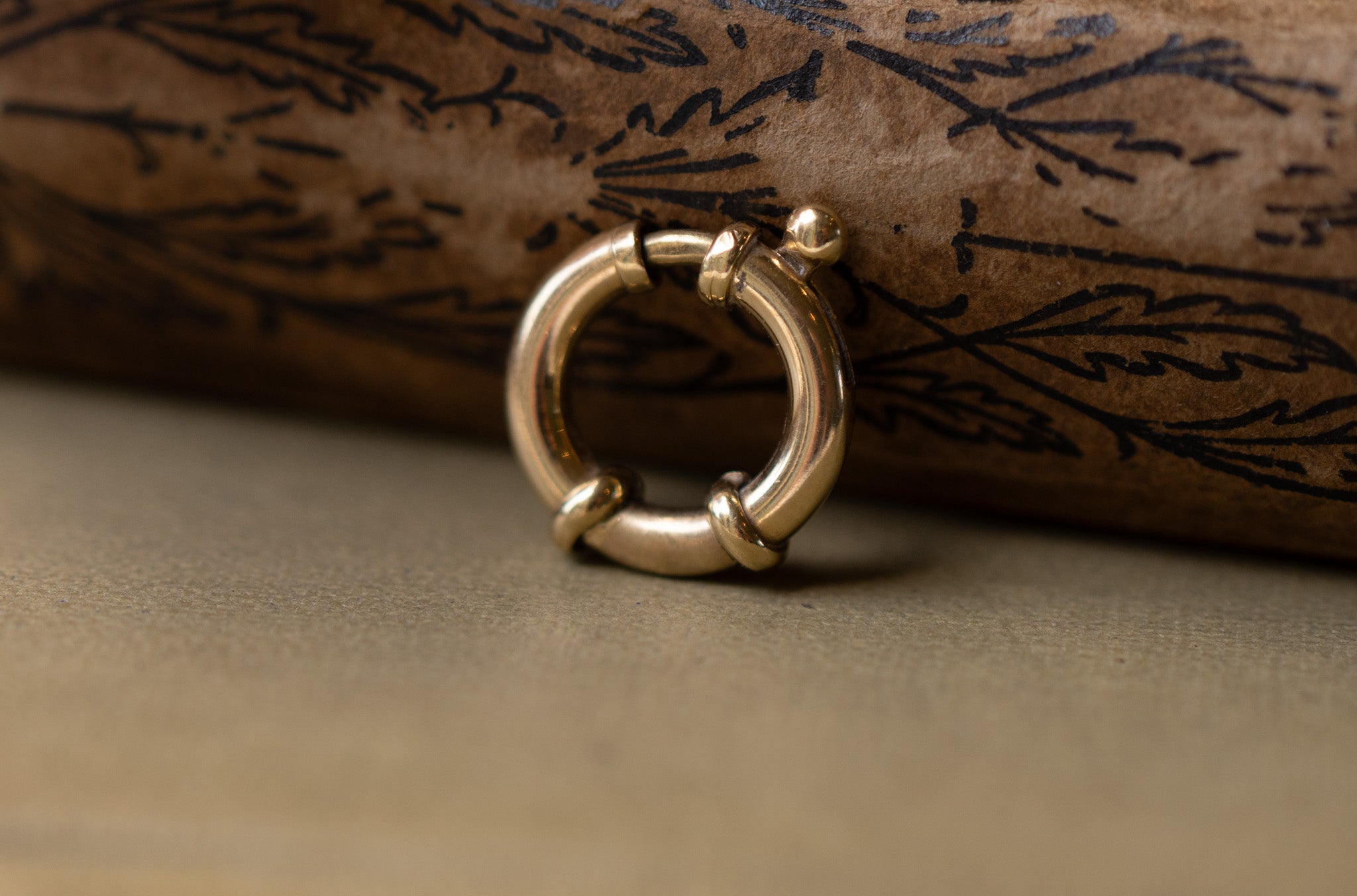 CHUNKY 9CT GOLD BOLT RING