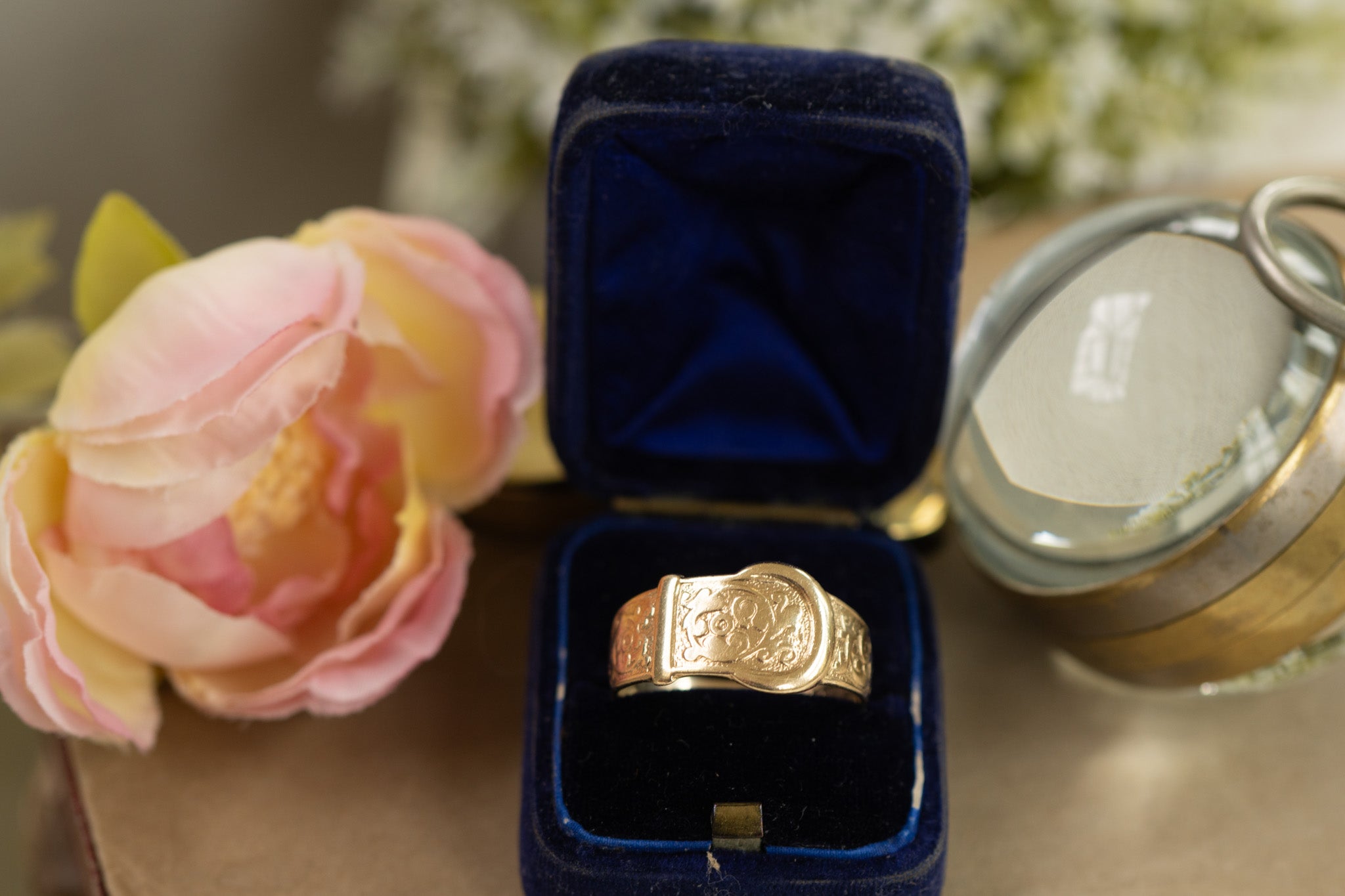 Large 9ct gold vintage buckle ring with floral detailing