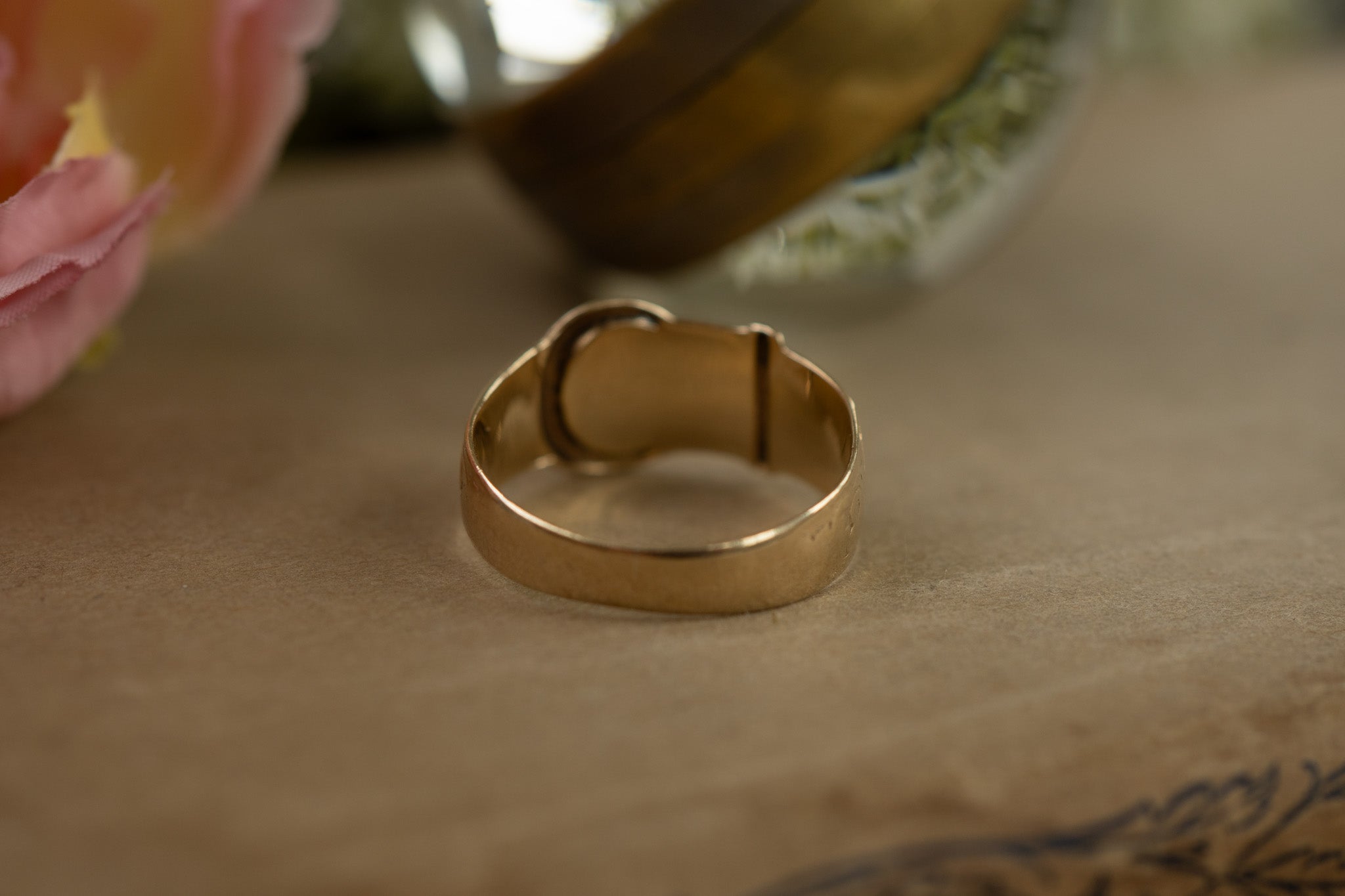 Large 9ct gold vintage buckle ring with floral detailing