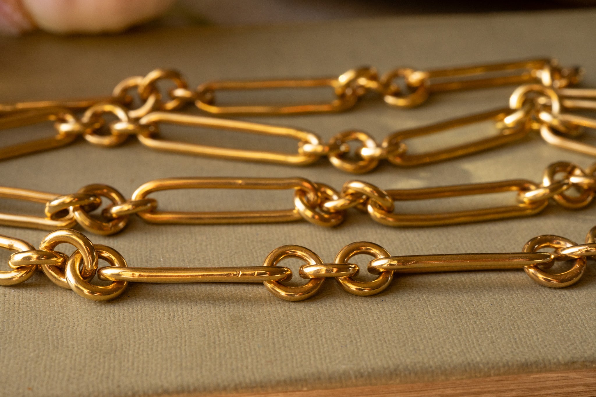 ANTIQUE HEAVY WEIGHT TROMBONE CHAIN 9CT