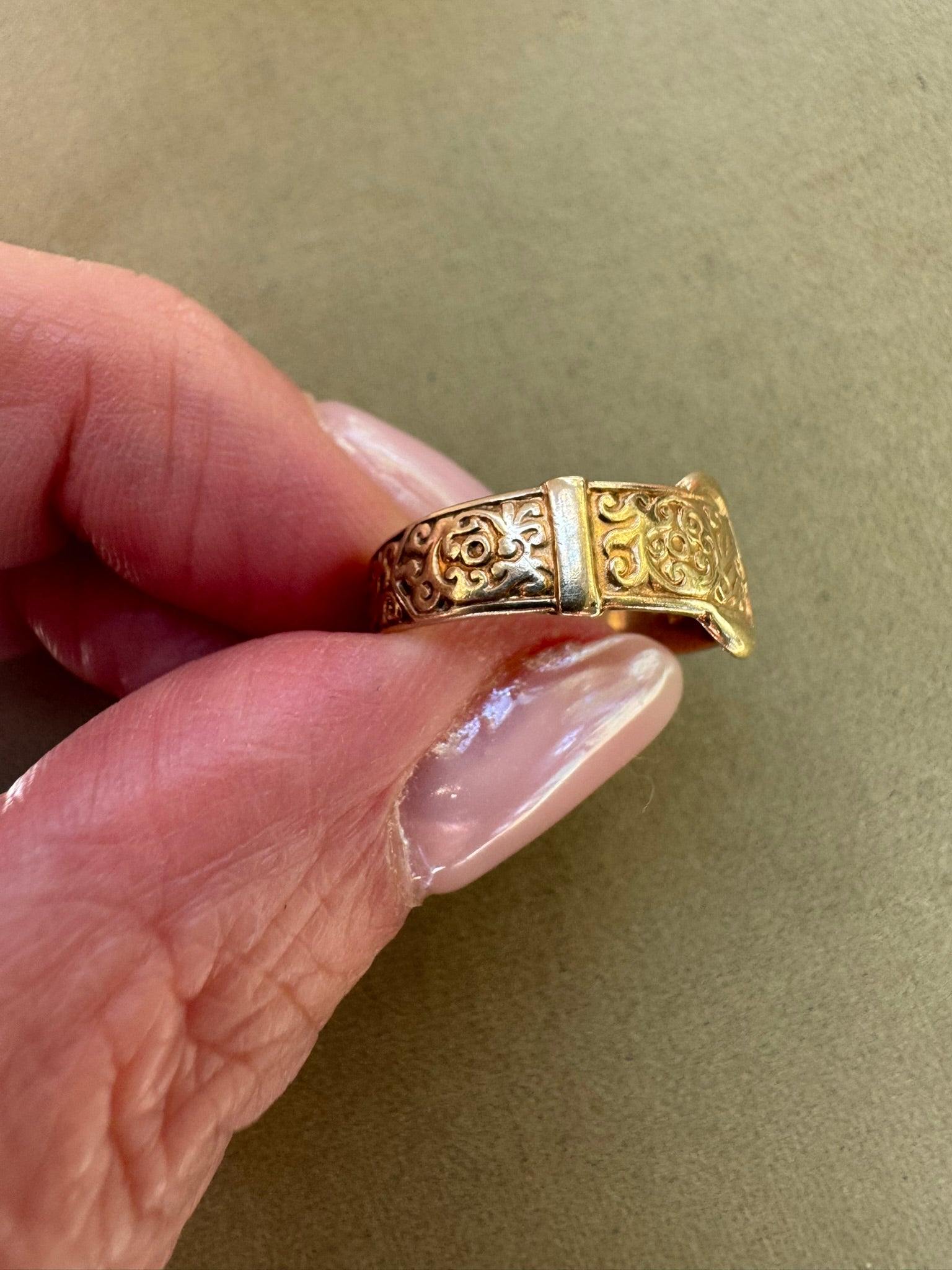 Vintage 9ct gold Buckle Ring