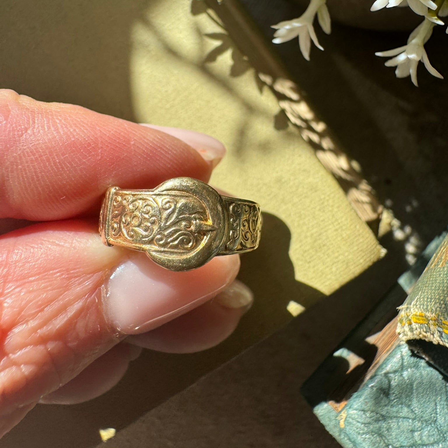 Vintage 9ct gold Buckle Ring