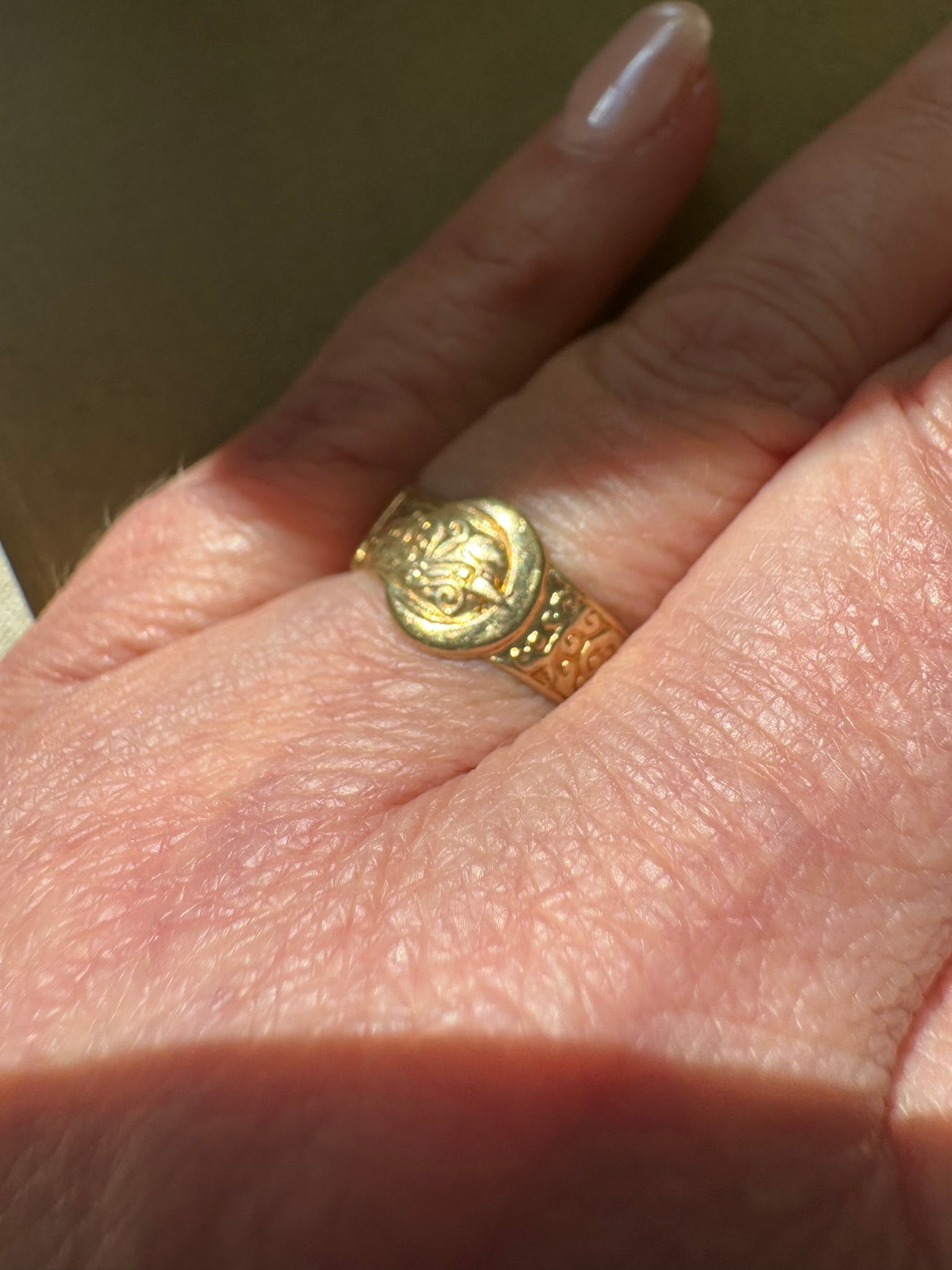 Vintage 9ct gold Buckle Ring