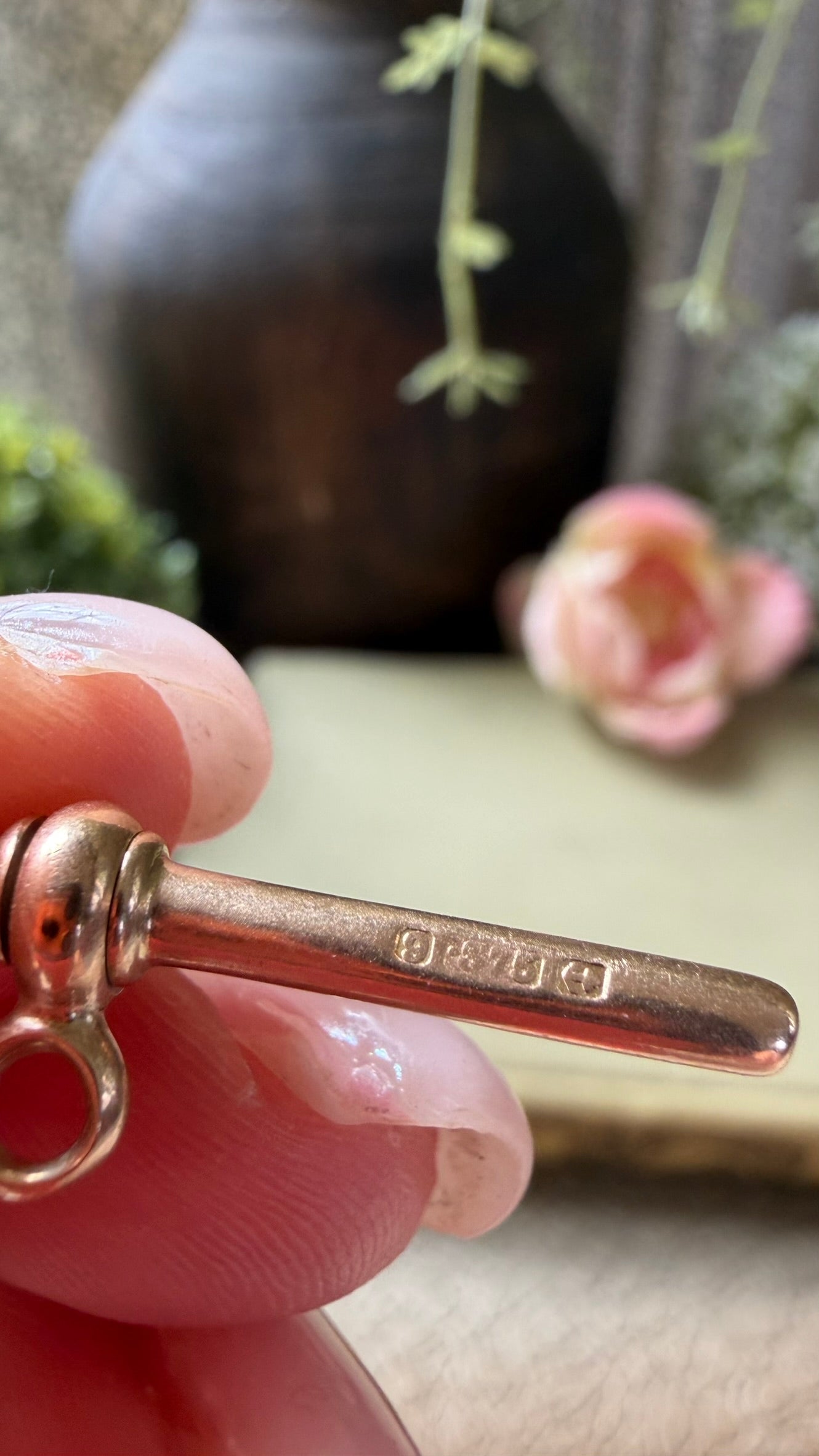 ANTIQUE 9CT GOLD SWIVEL T BAR