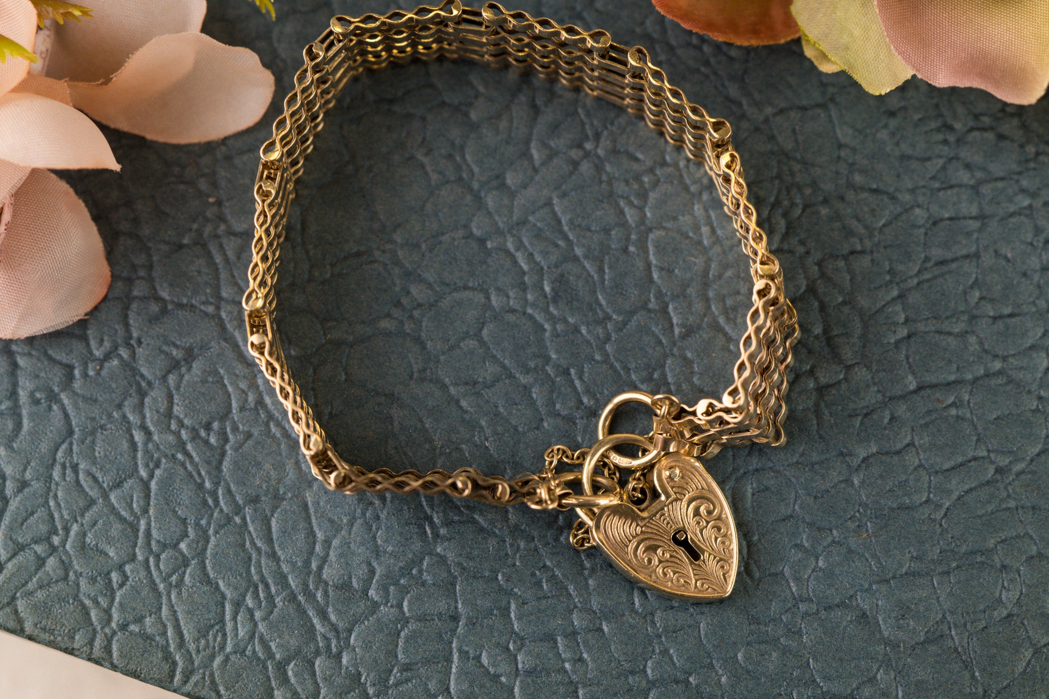 VINTAGE 9CT GOLD GATE BRACELET - HEART PADLOCK image 5