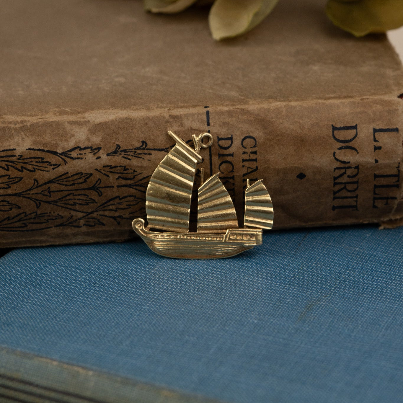 LARGE VINTAGE 9 CT GOLD CHINESE JUNK BOAT CHARM image 0