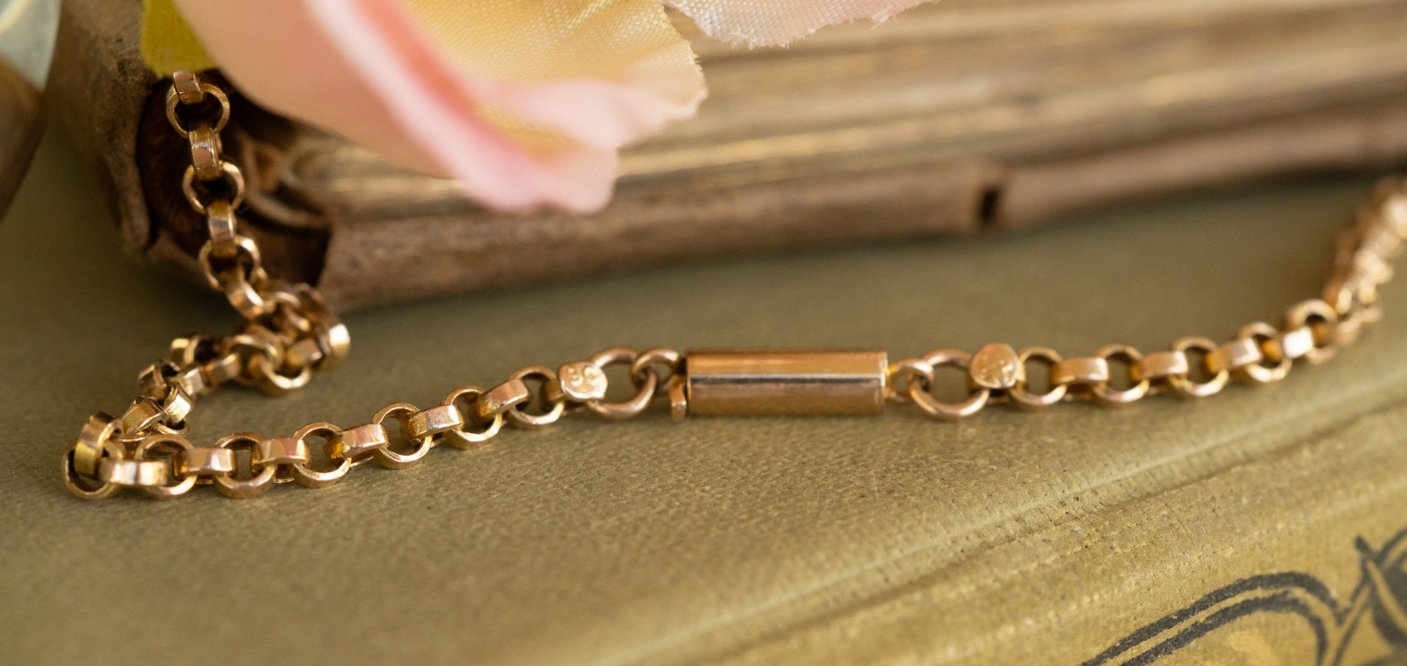 SQUARE EDGED BELCHER WITH BARREL CLASP image 4