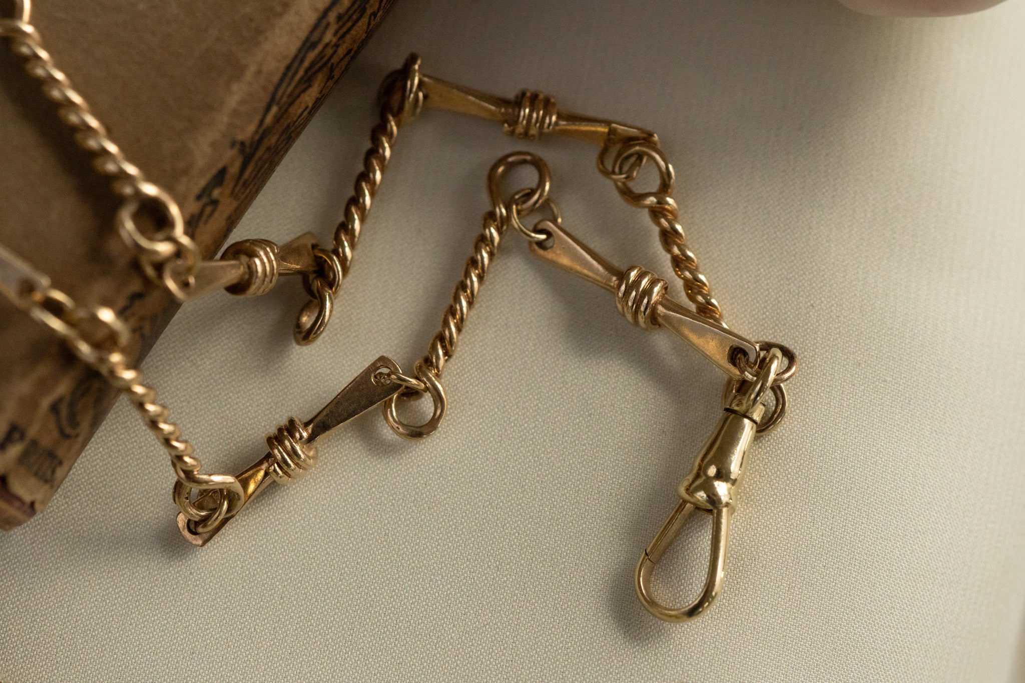 ANTIQUE 9CT LATE VICTORIAN BOW LINK CHAIN - ALBERT CLASP image 5