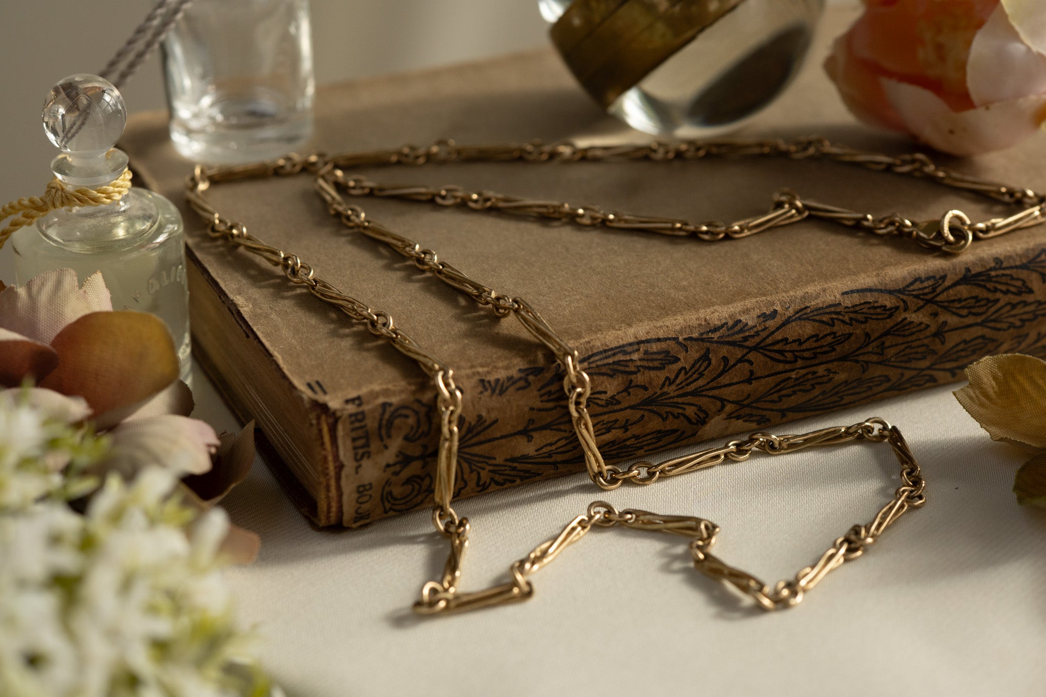 VINTAGE 9CT TWISTED TROMBONE LINK CHAIN image 0
