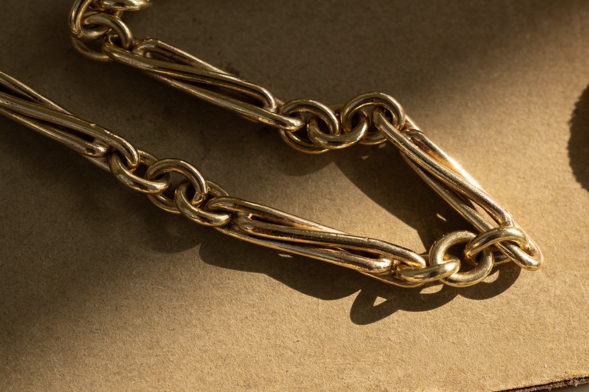 SUBSTANTIAL 9CT TWISTED TROMBONE LINK CHAIN image 4