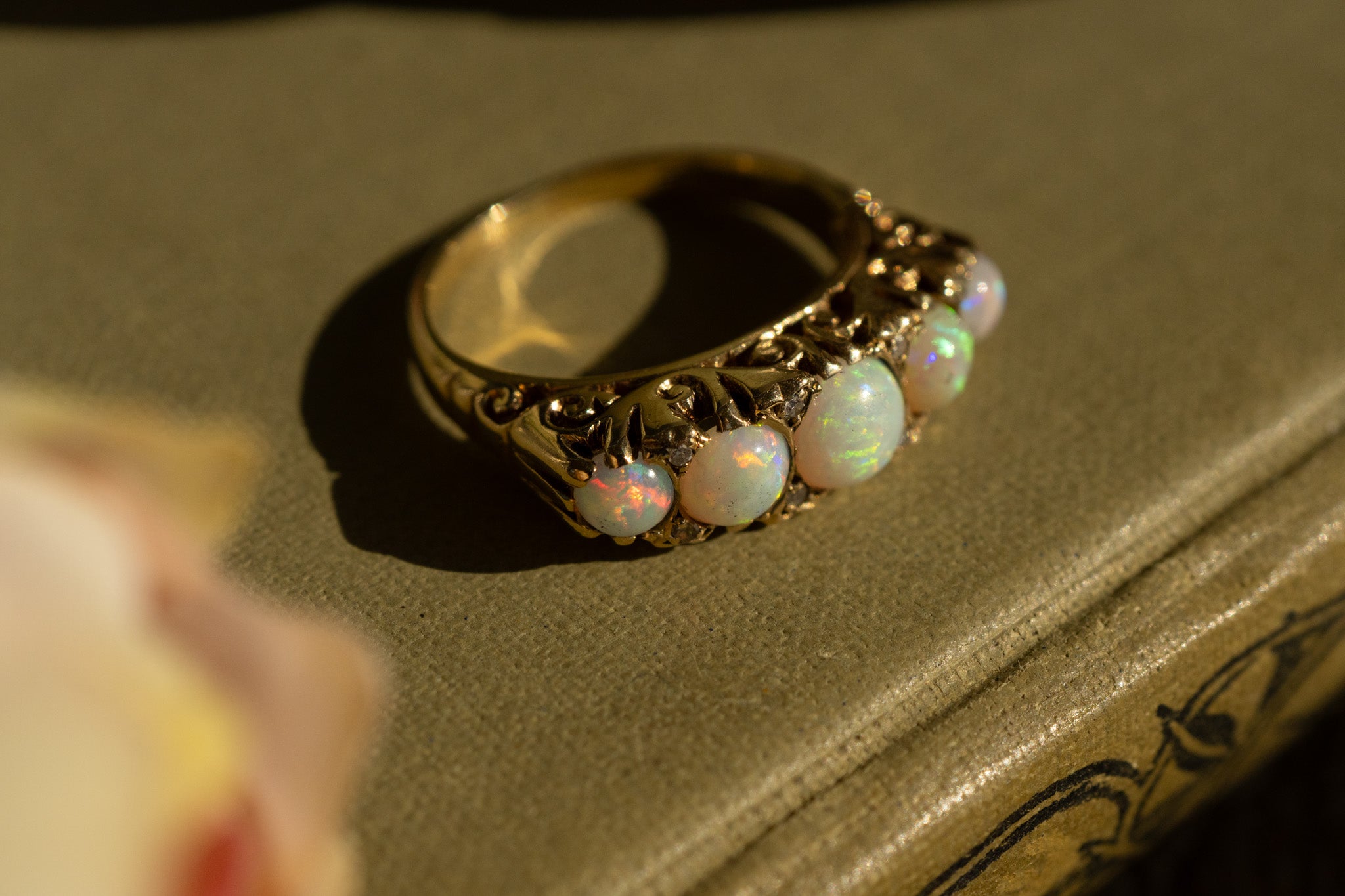 VINTAGE 18CT GOLD FIVE STONE NATURAL OPAL AND DIAMOND RING image 0
