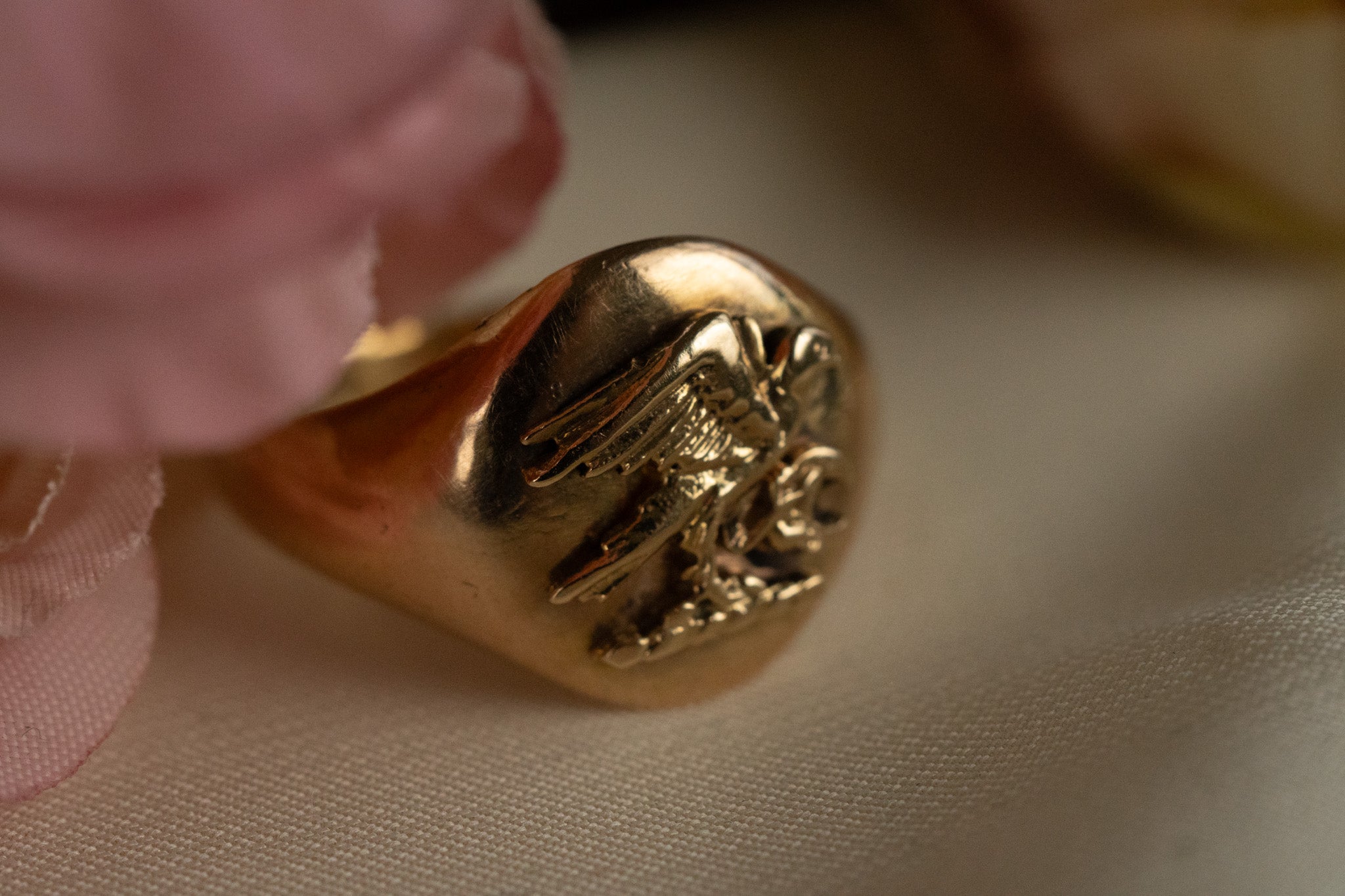 ANTIQUE 9CT GOLD SIGNET RING - MINOKAWA BIRD image 2