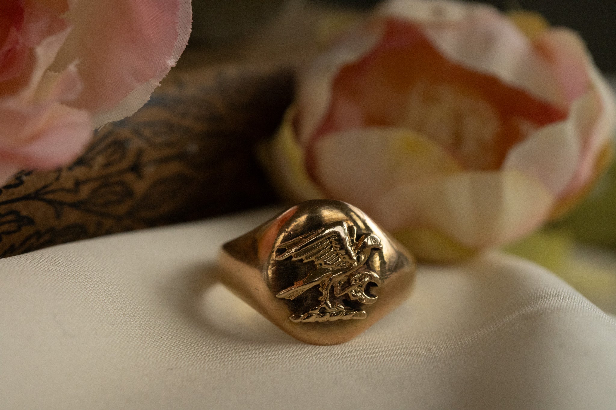 ANTIQUE 9CT GOLD SIGNET RING - MINOKAWA BIRD image 1