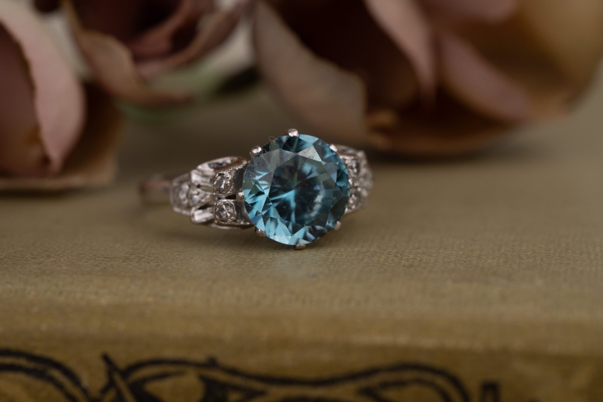 ANTIQUE ART DECO 18CT WHITE GOLD BLUE ZIRCON AND DIAMOND RING image 4