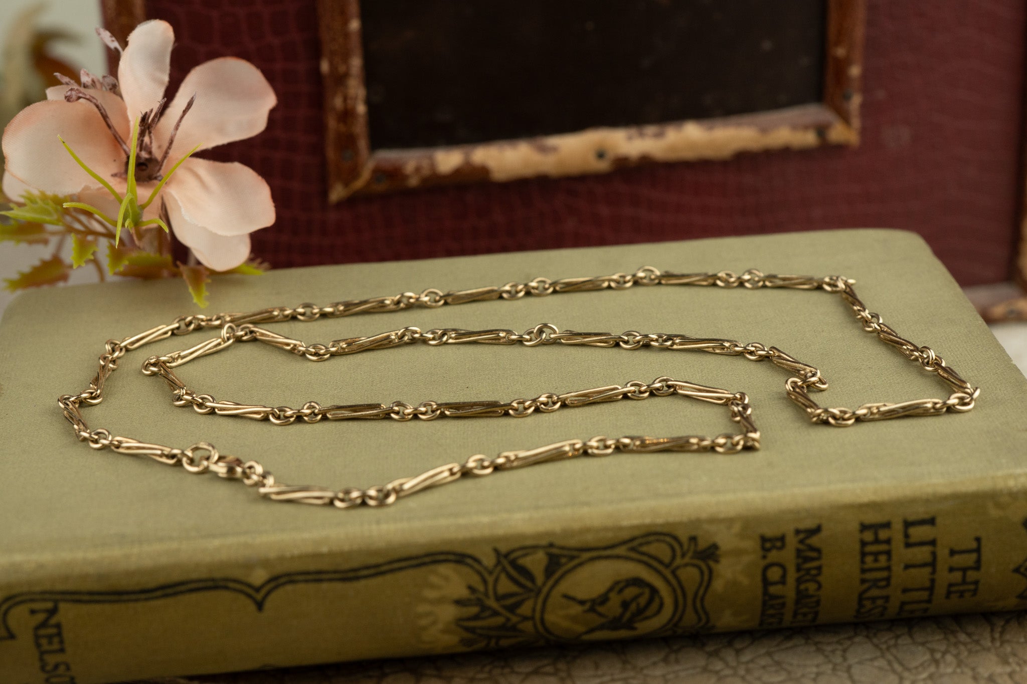 VINTAGE 9CT TWISTED TROMBONE LINK CHAIN image 1