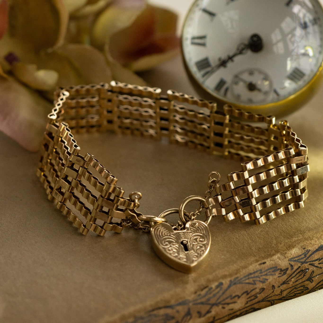 VINTAGE 9CT GOLD GATE BRACELET - HEART PADLOCK