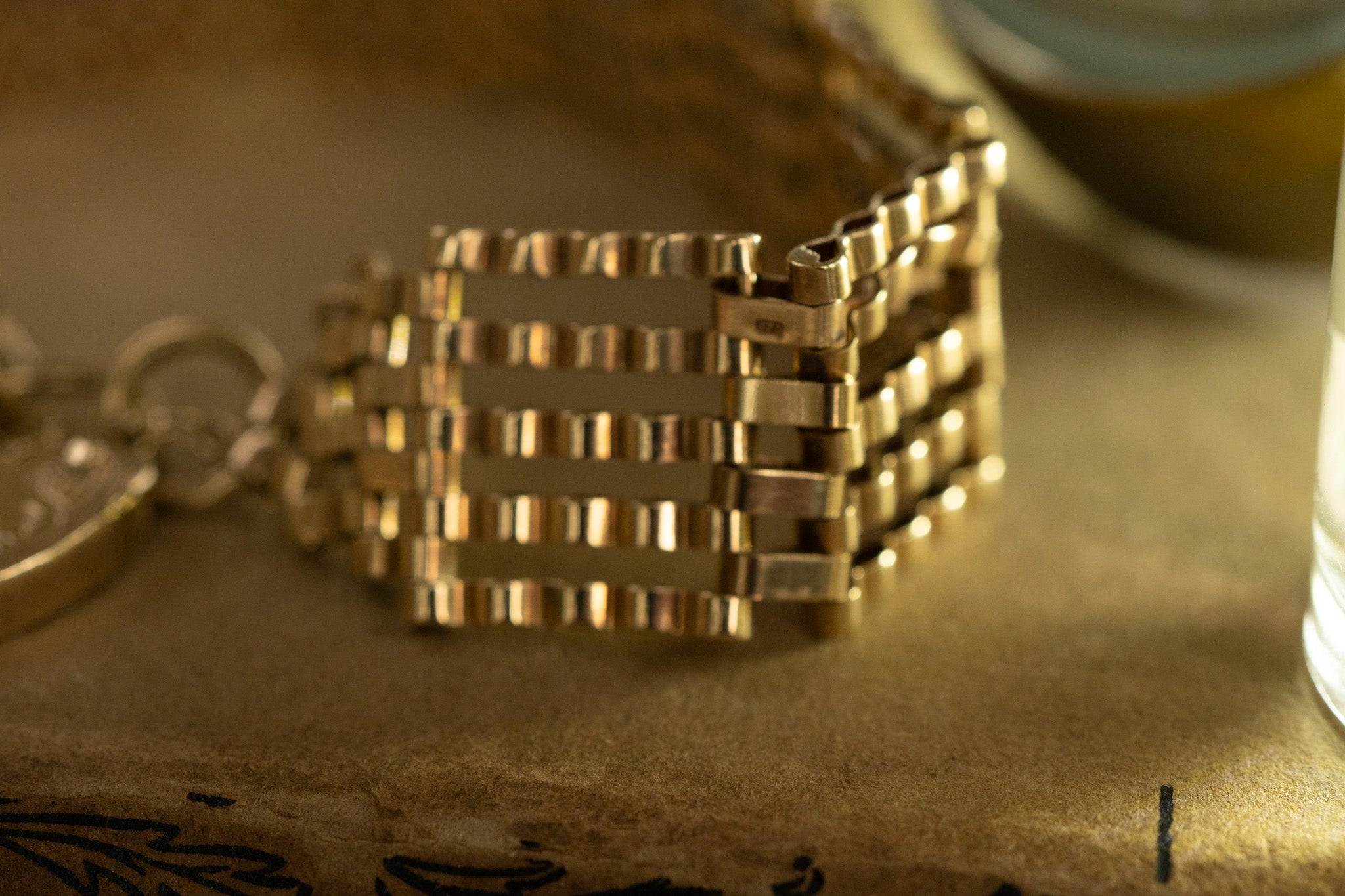 VINTAGE 9CT GOLD GATE BRACELET - HEART PADLOCK