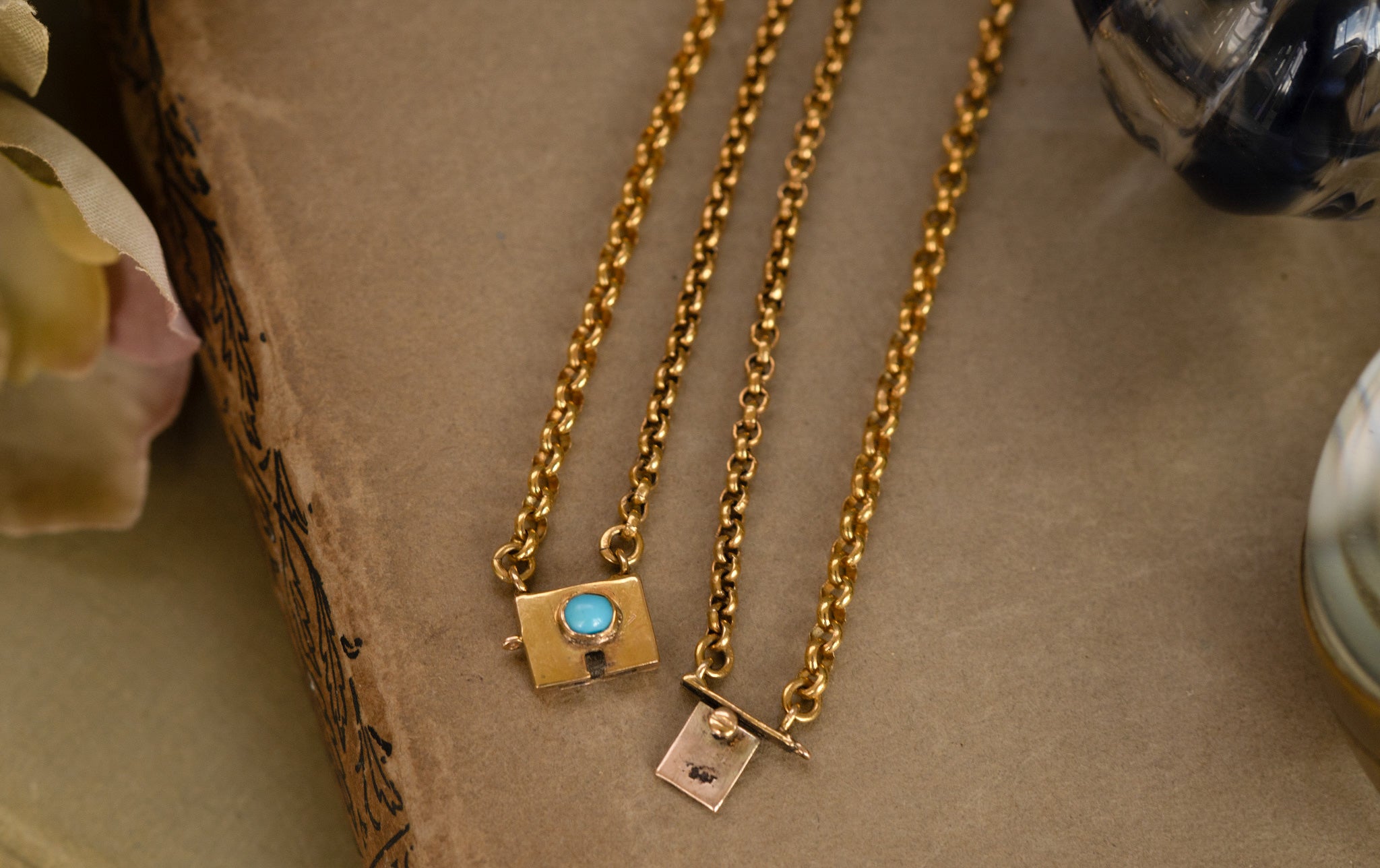 ANTIQUE DOUBLE STRAND BELCHER WITH TURQUOISE SET CLASP