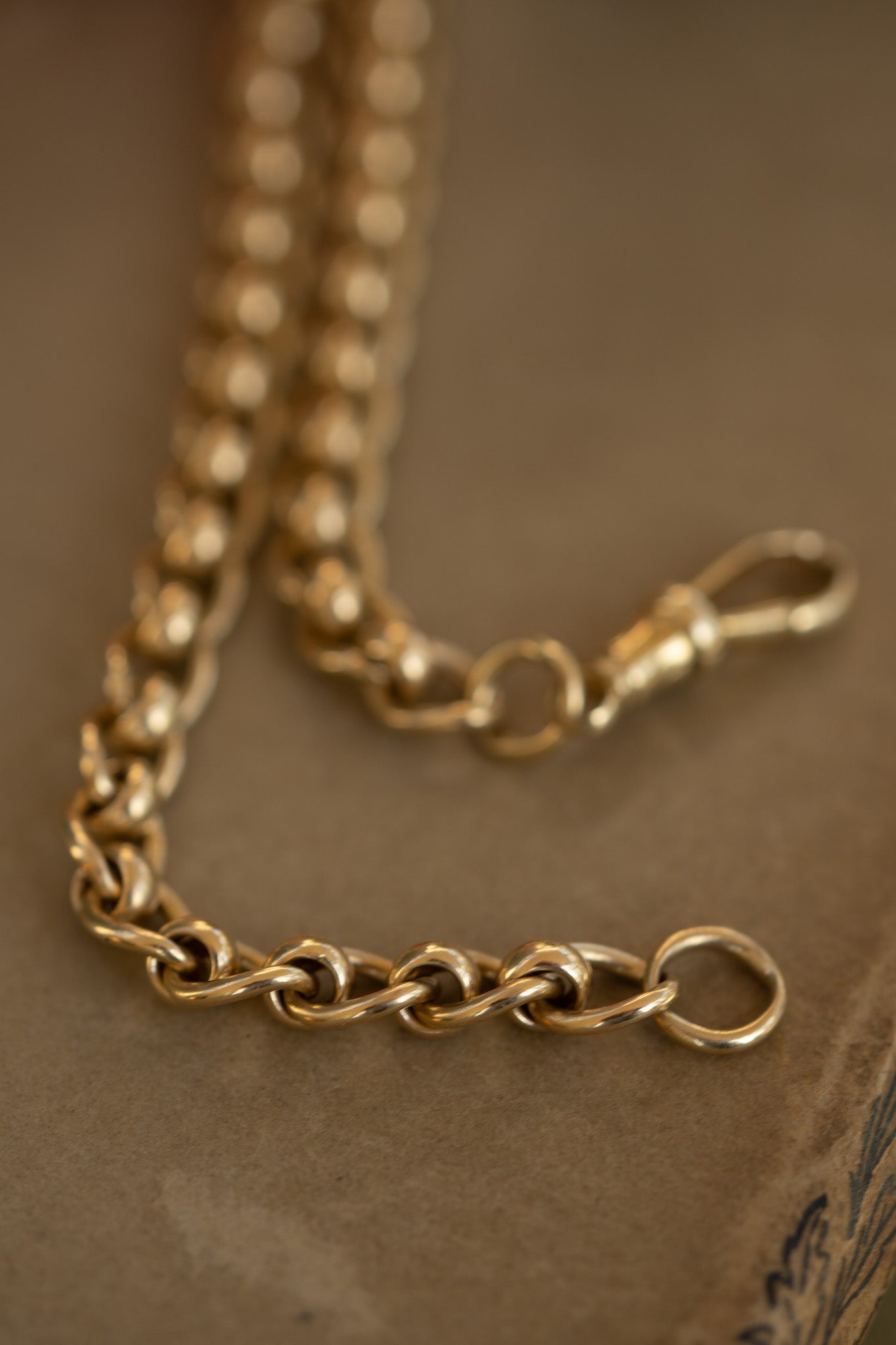 SUBSTANTIAL VINTAGE  9CT GOLD ROLLER BALL CHAIN WITH ALBERT CLASP