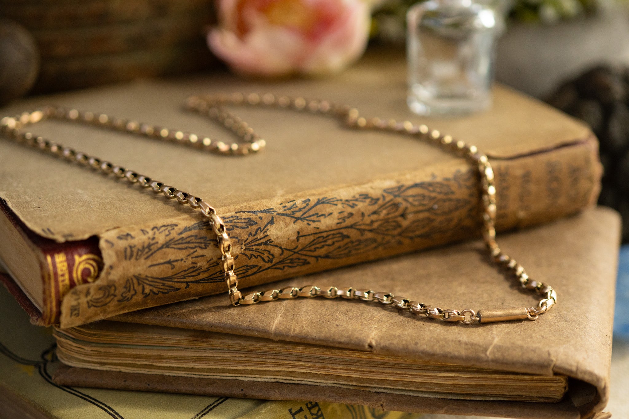 ANTIQUE 9CT GOLD TULIP LINK WITH BARREL CLASP