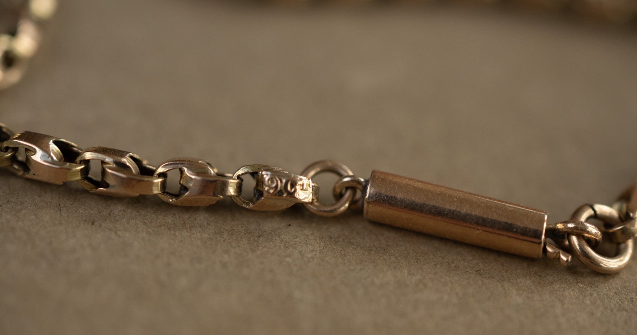 ANTIQUE 9CT GOLD TULIP LINK WITH BARREL CLASP