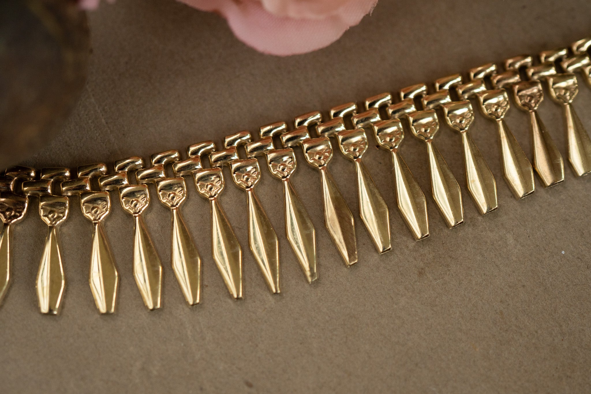 VINTAGE ITALIAN 9CT GOLD CLEOPATRA COLLAR