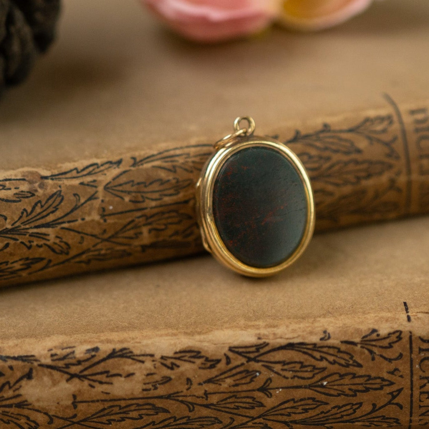 Victorian 9ct gold Bloodstone and Sardonyx double sided locket