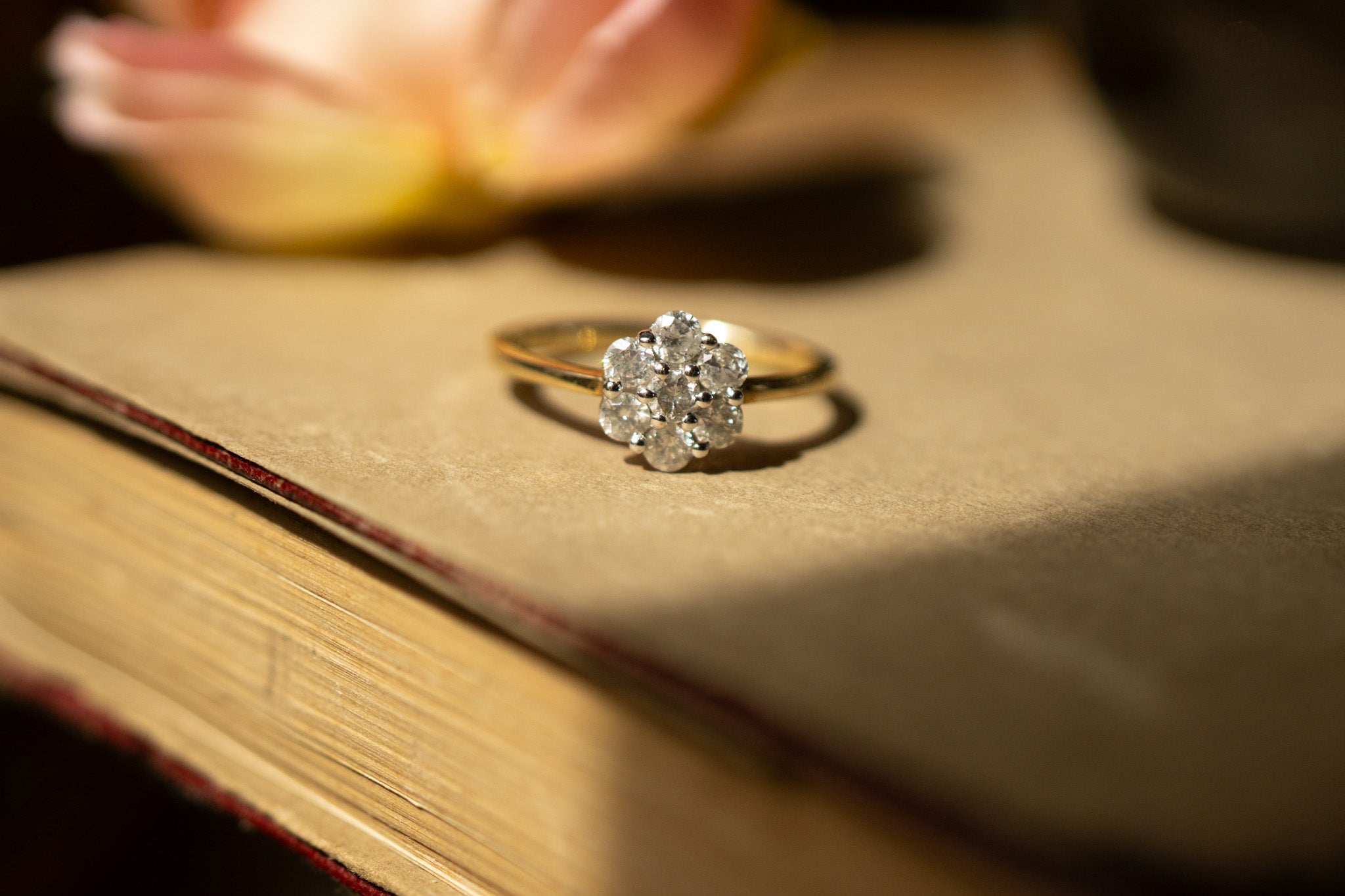 9CT DIAMOND DAISY CLUSTER RING