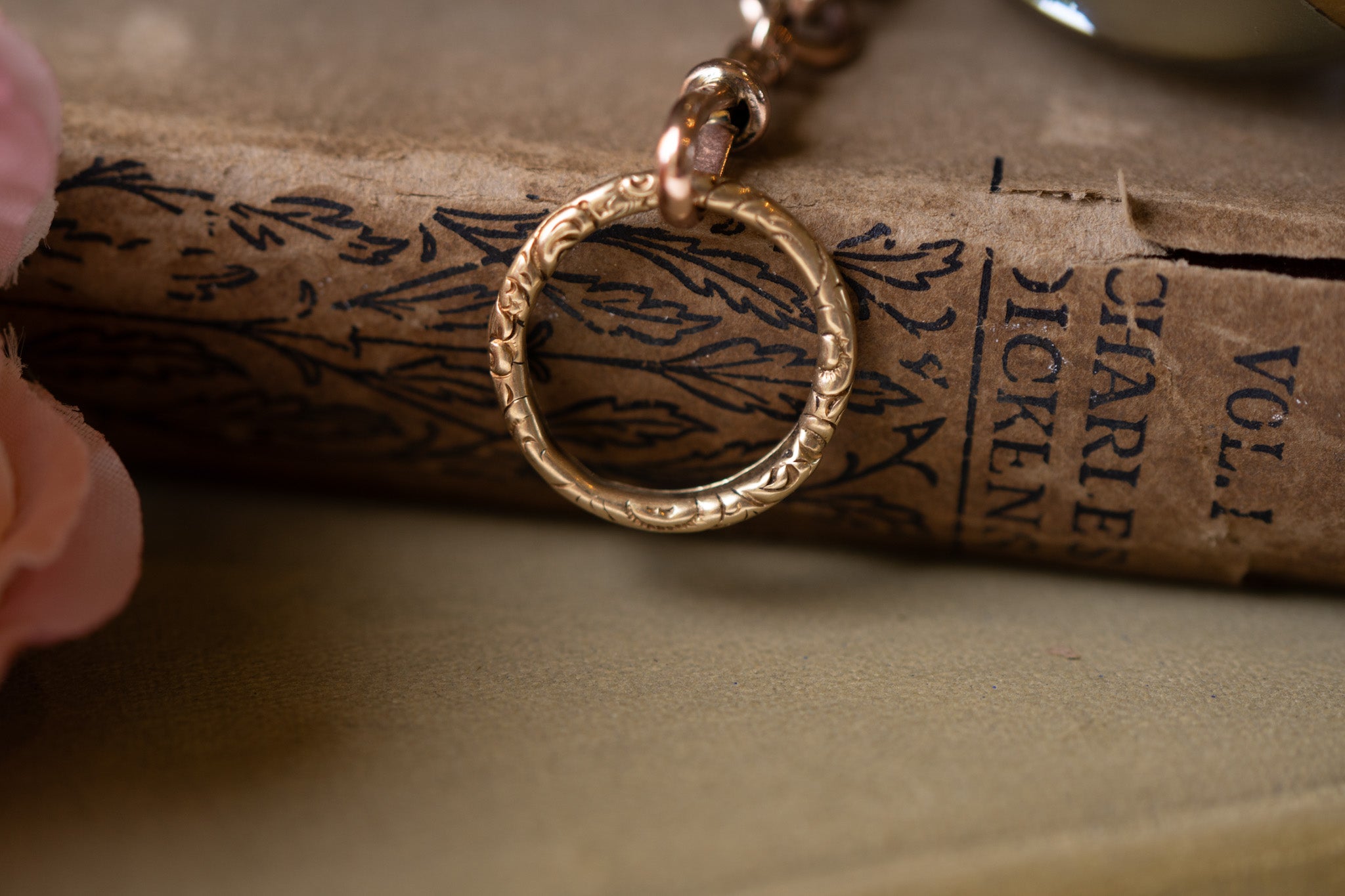 LARGE GEORGIAN 15 CARAT GOLD ENGRAVED SPLIT RING