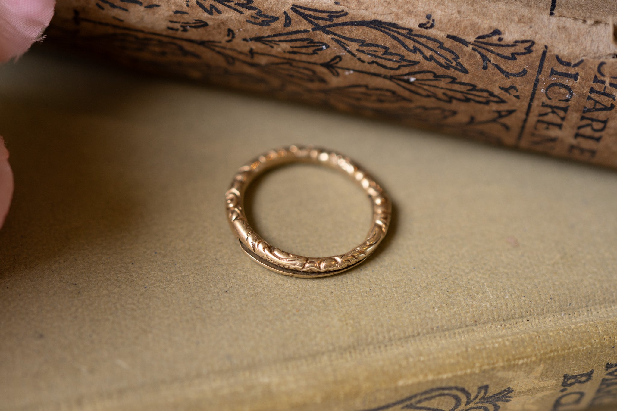 LARGE GEORGIAN 15 CARAT GOLD ENGRAVED SPLIT RING