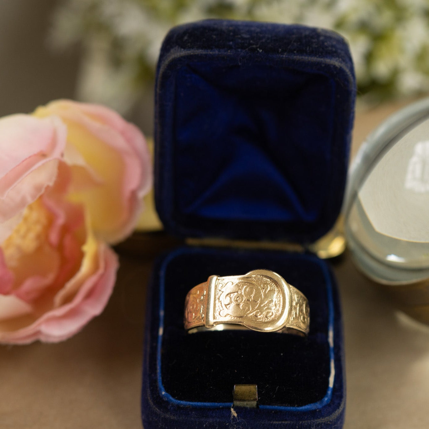 Large 9ct gold vintage buckle ring with floral detailing