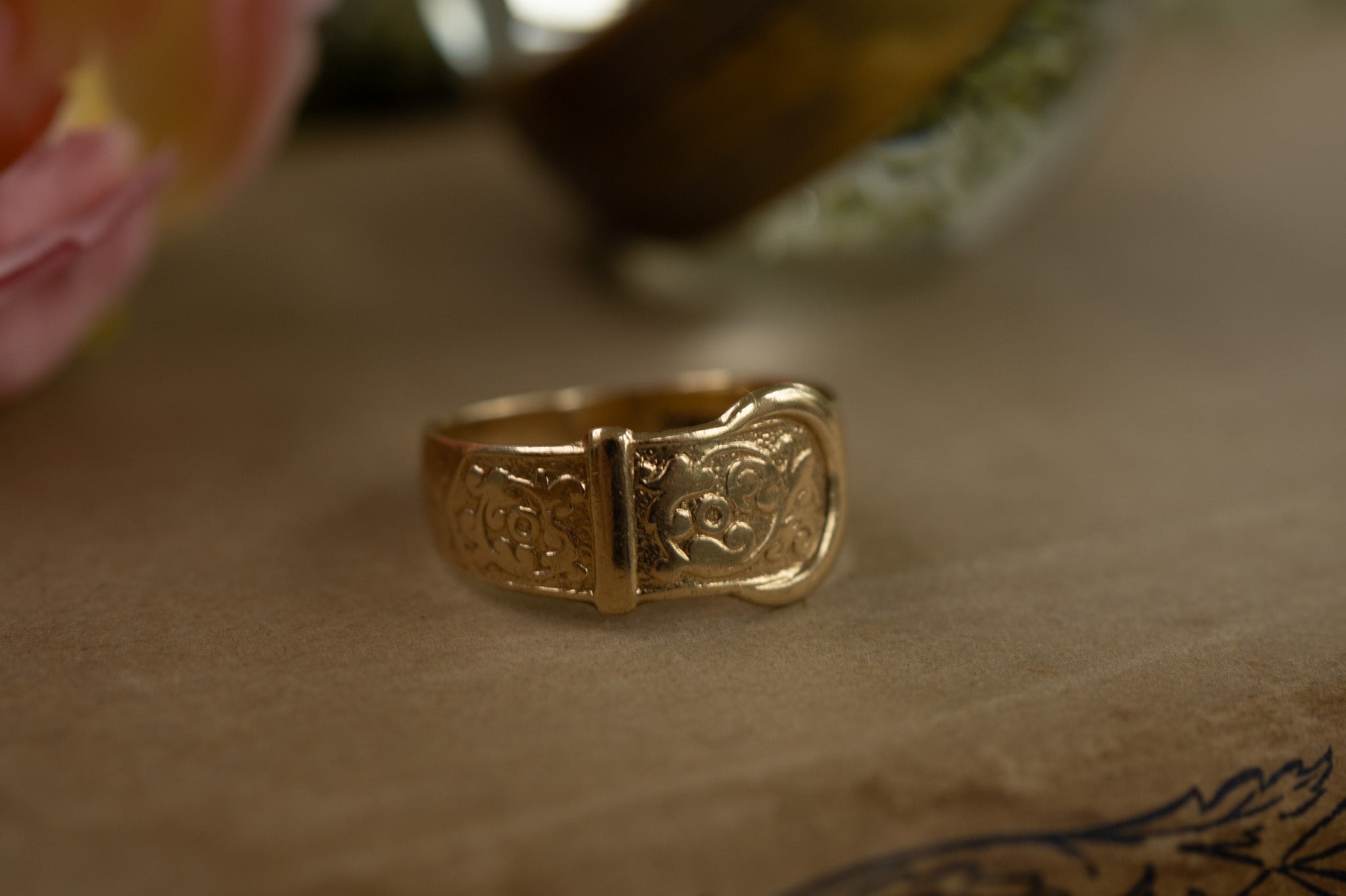 Large 9ct gold vintage buckle ring with floral detailing