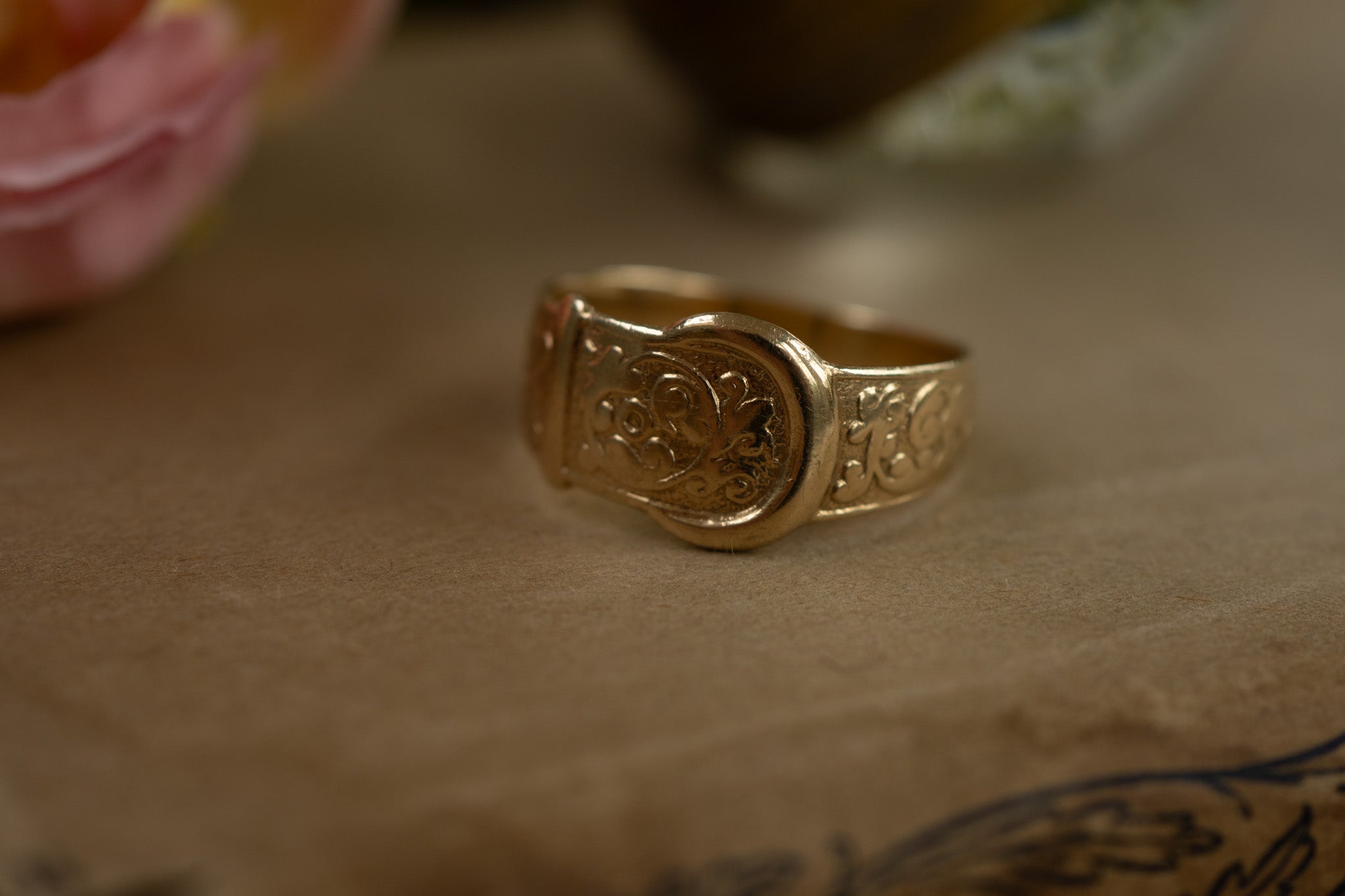 Large 9ct gold vintage buckle ring with floral detailing
