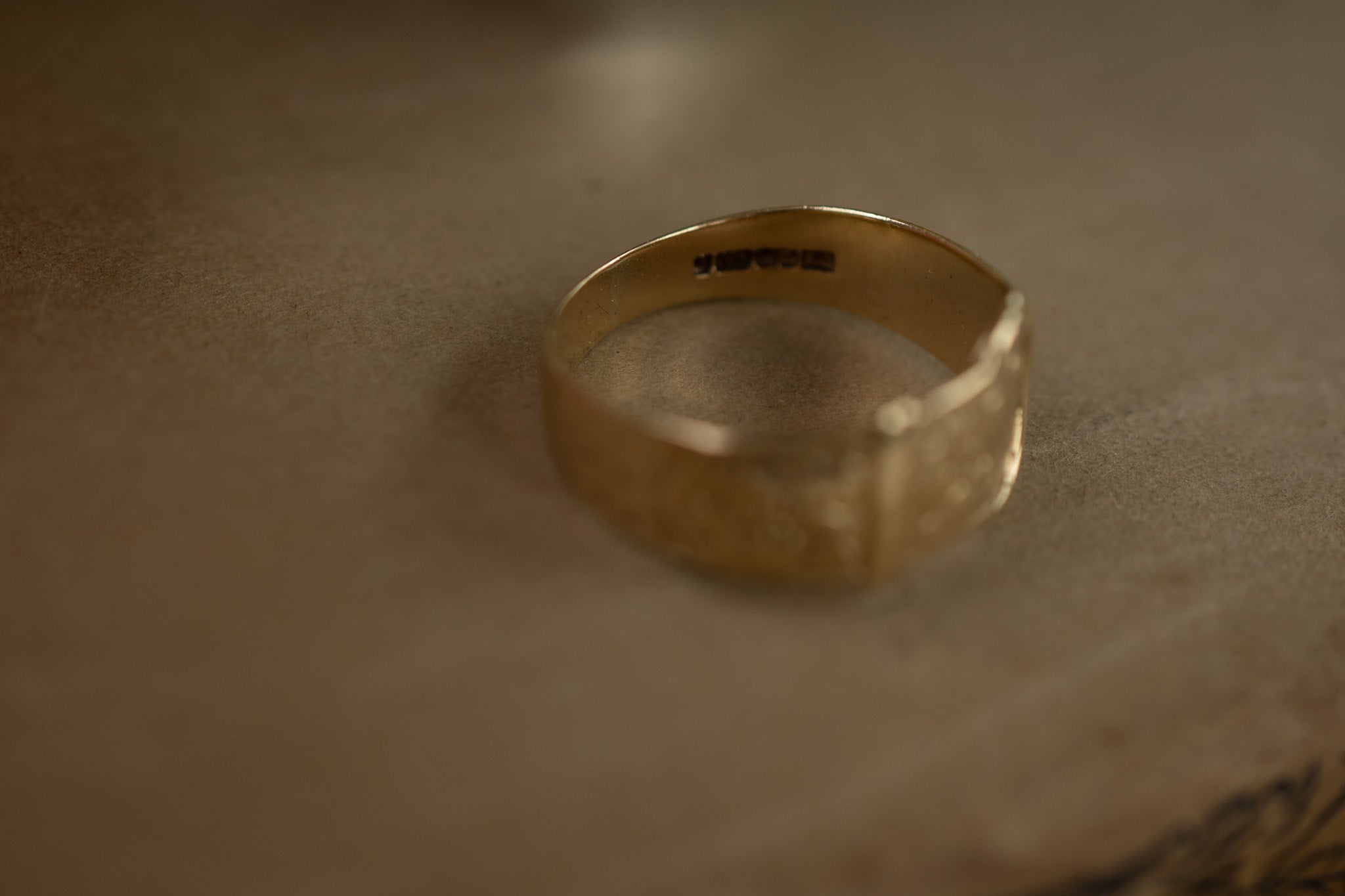 Large 9ct gold vintage buckle ring with floral detailing