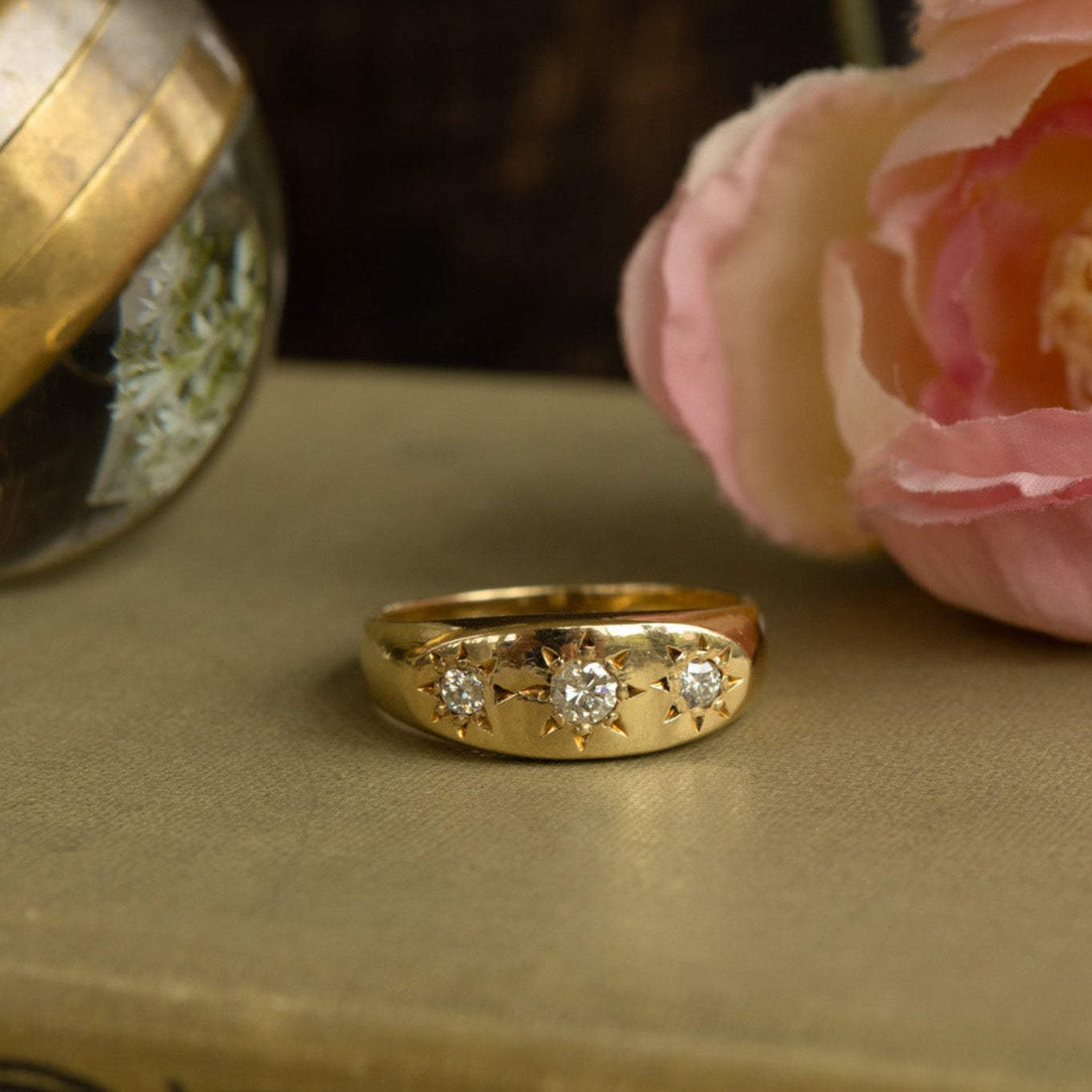 Vintage heavy 18ct Gold Gypsy Star Burst Set Three Stone Diamond Ring