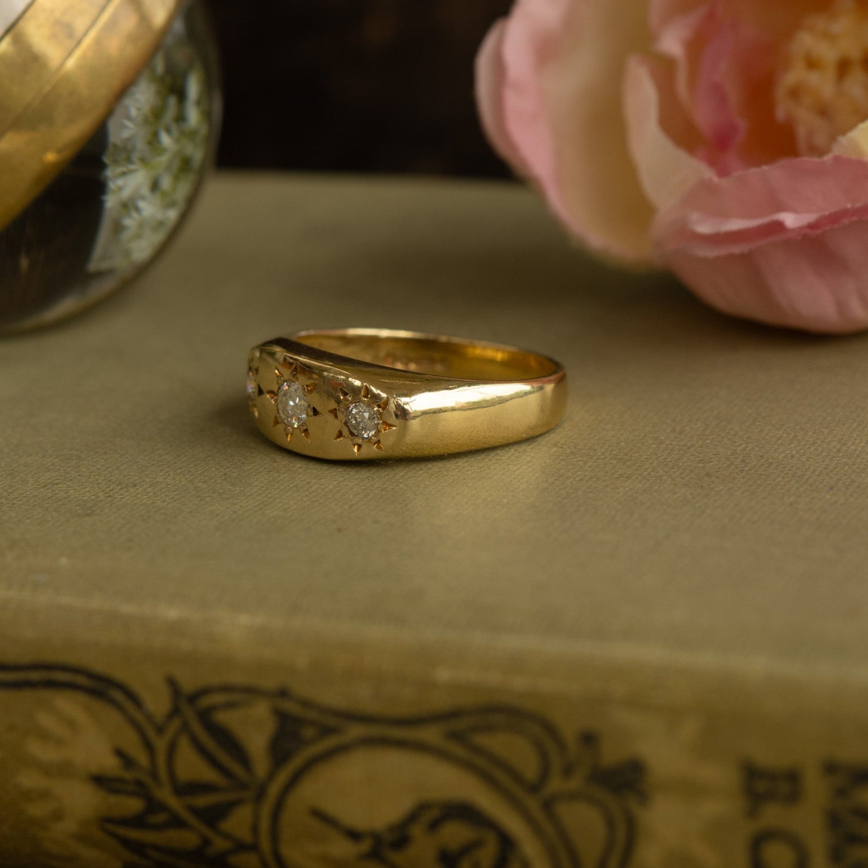 Vintage heavy 18ct Gold Gypsy Star Burst Set Three Stone Diamond Ring