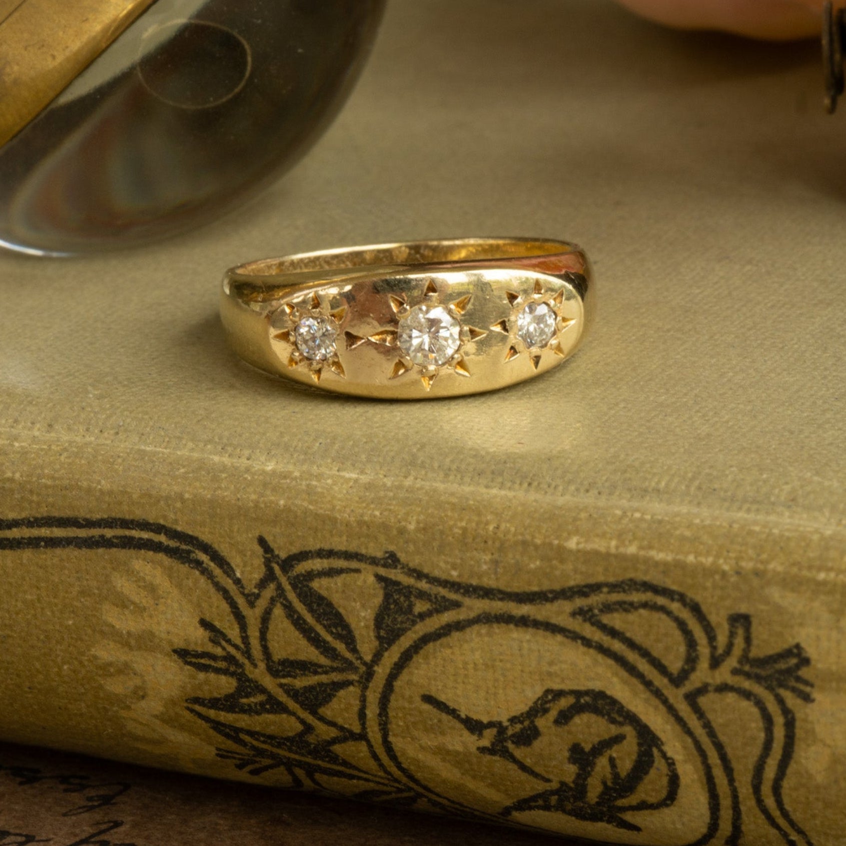 Vintage heavy 18ct Gold Gypsy Star Burst Set Three Stone Diamond Ring